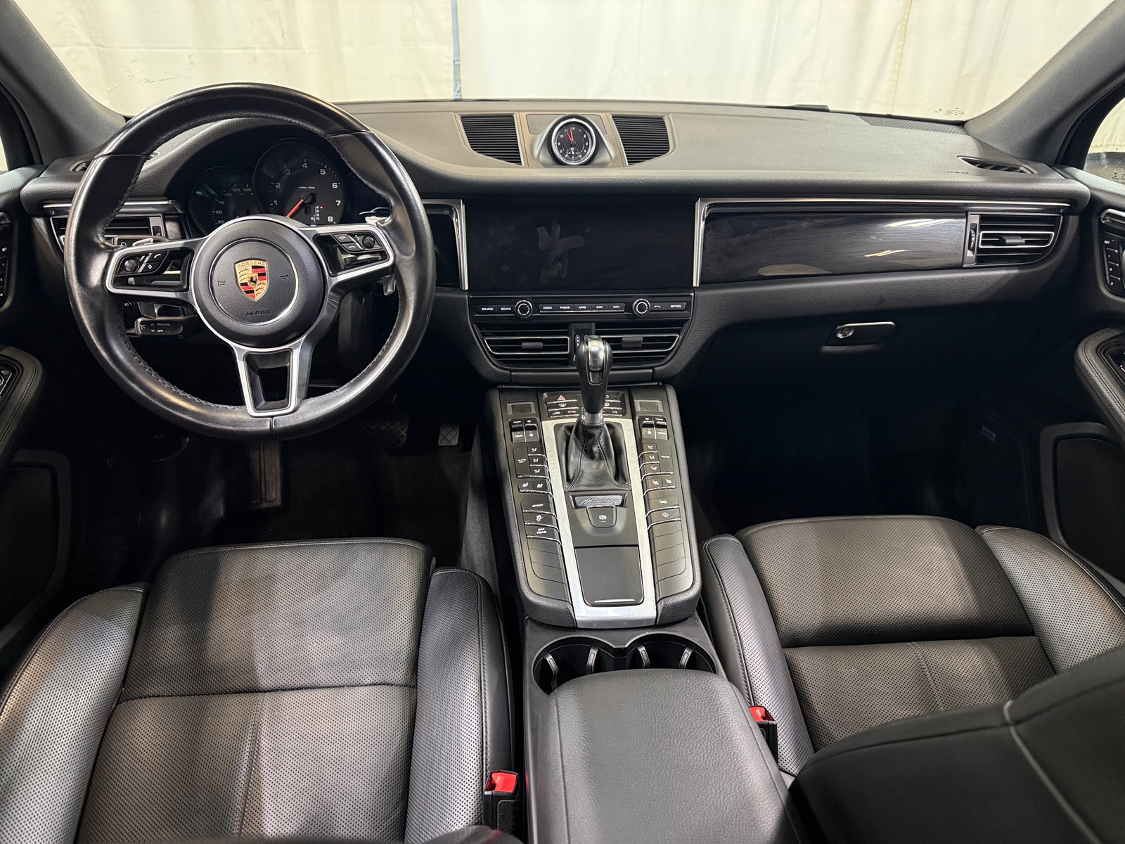 Thumbnail: 2020 Porsche Macan - 2