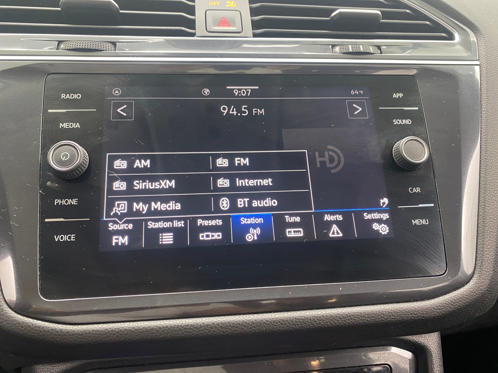 Thumbnail: 2022 Volkswagen Tiguan - 3