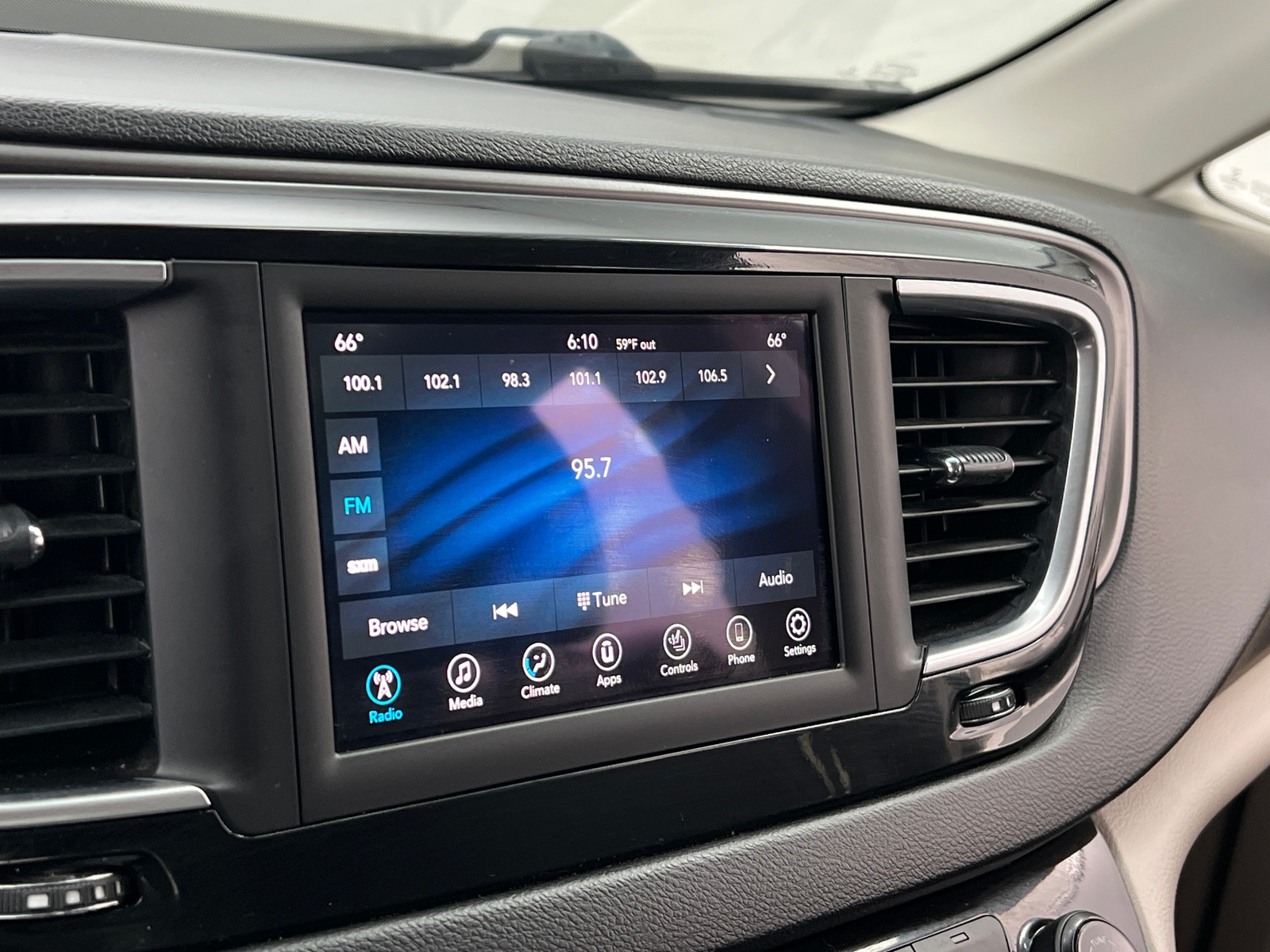 Thumbnail: 2020 Chrysler Pacifica - 3