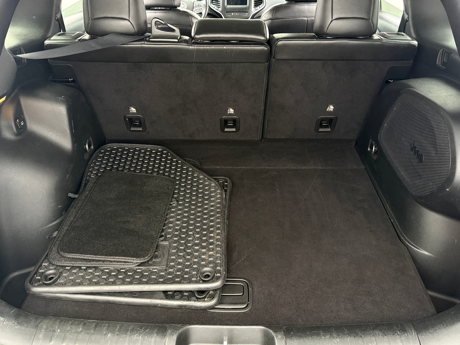 Thumbnail: 2019 Jeep Cherokee - 7