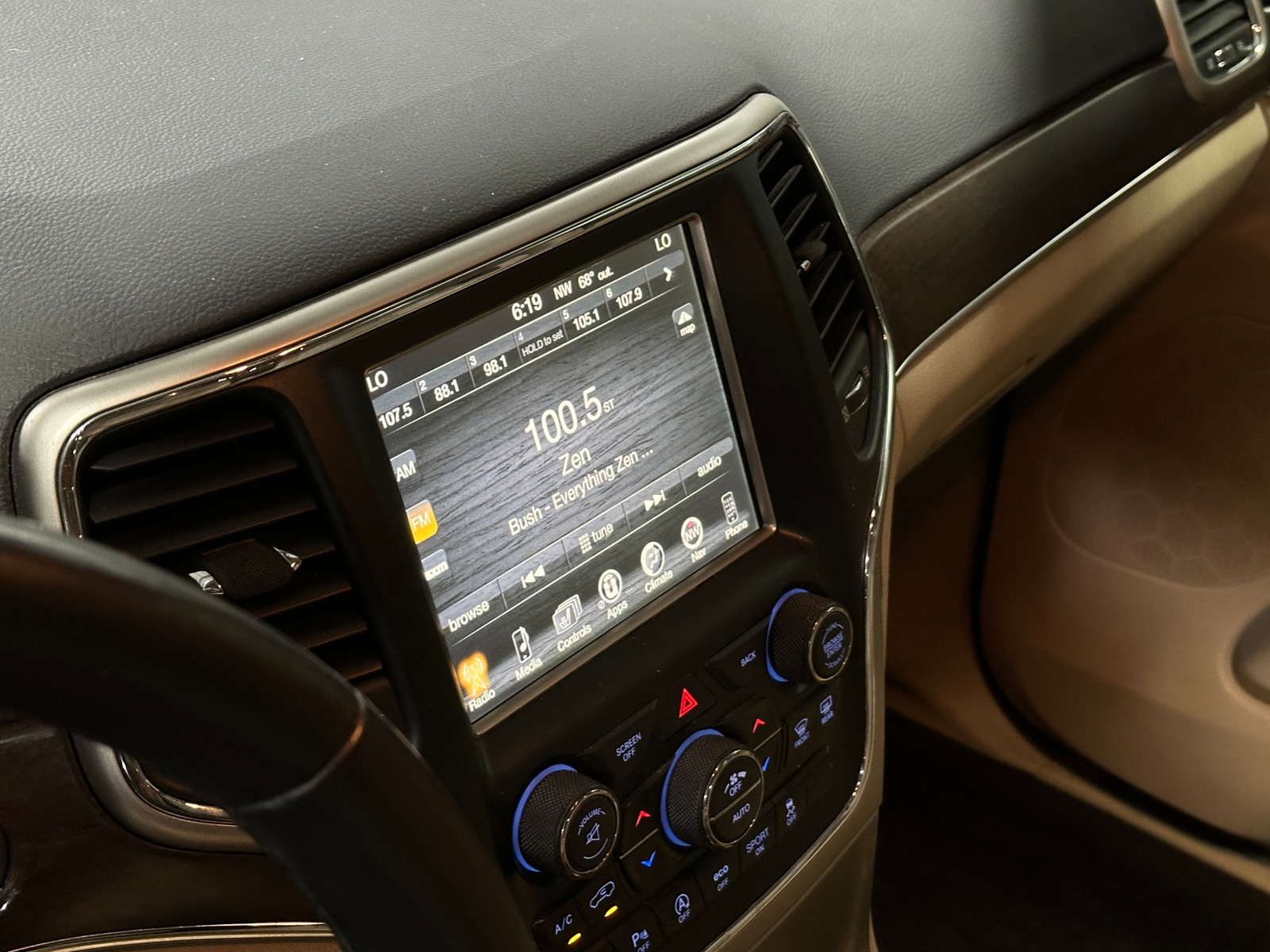 Thumbnail: 2017 Jeep Grand Cherokee - 3