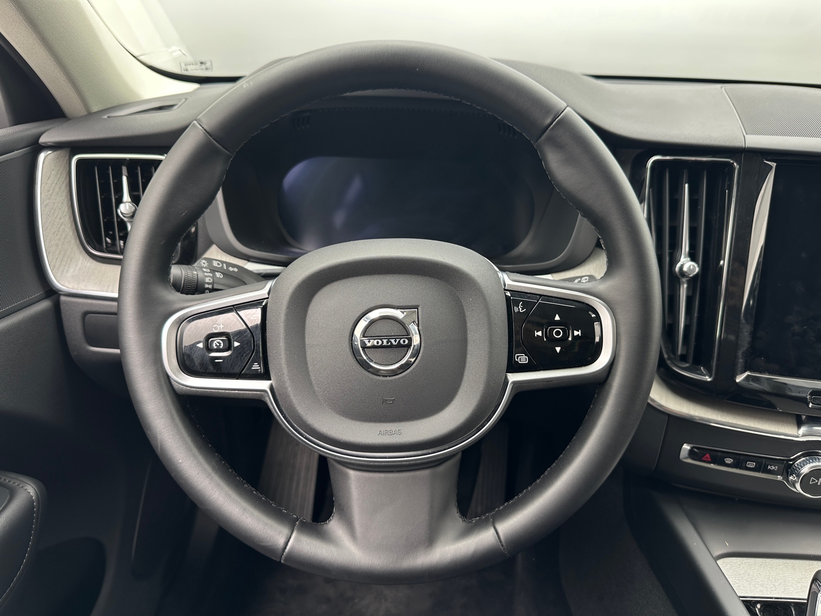 Thumbnail: 2025 Volvo XC60 - 4