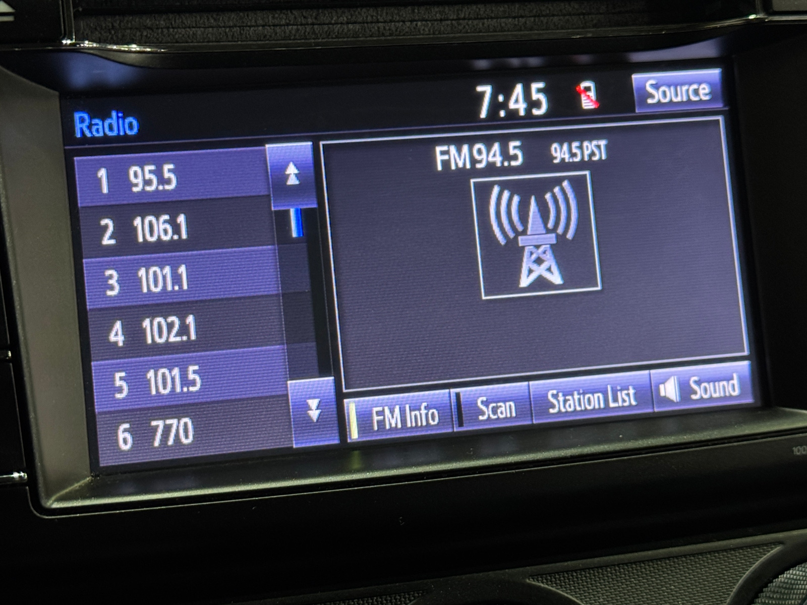 Thumbnail: 2018 Toyota RAV4 - 4