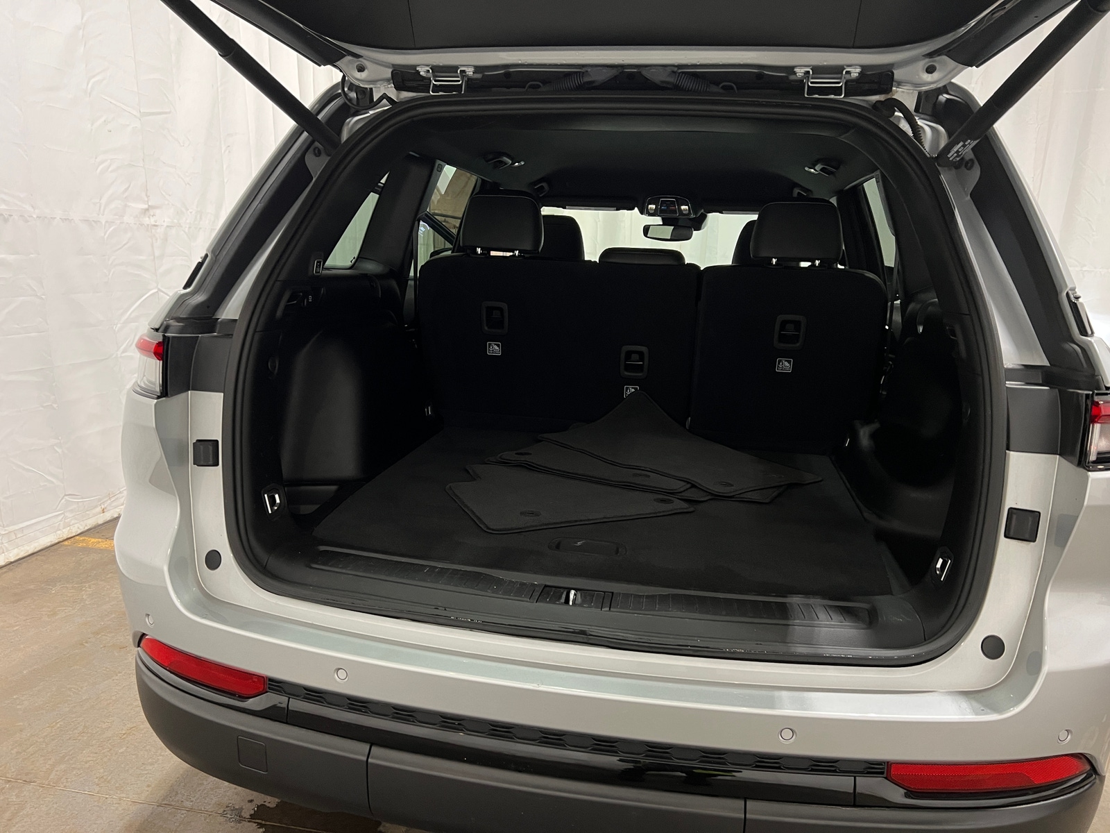 Thumbnail: 2023 Jeep Grand Cherokee - 6