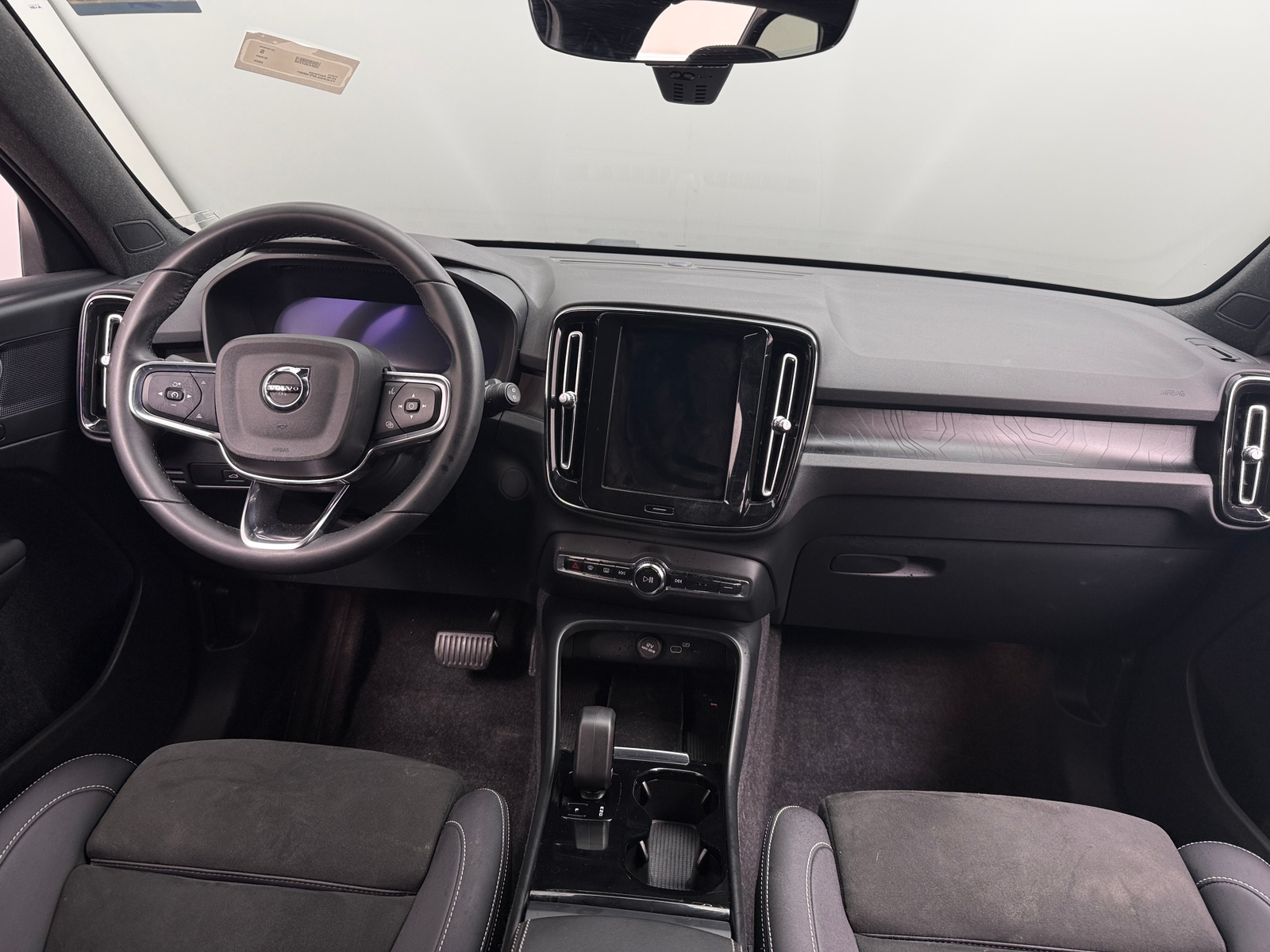 Thumbnail: 2023 Volvo XC40 - 2