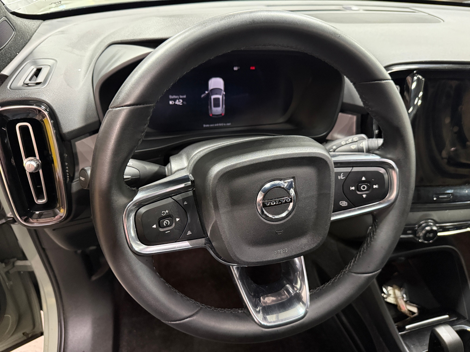 Thumbnail: 2023 Volvo XC40 - 4