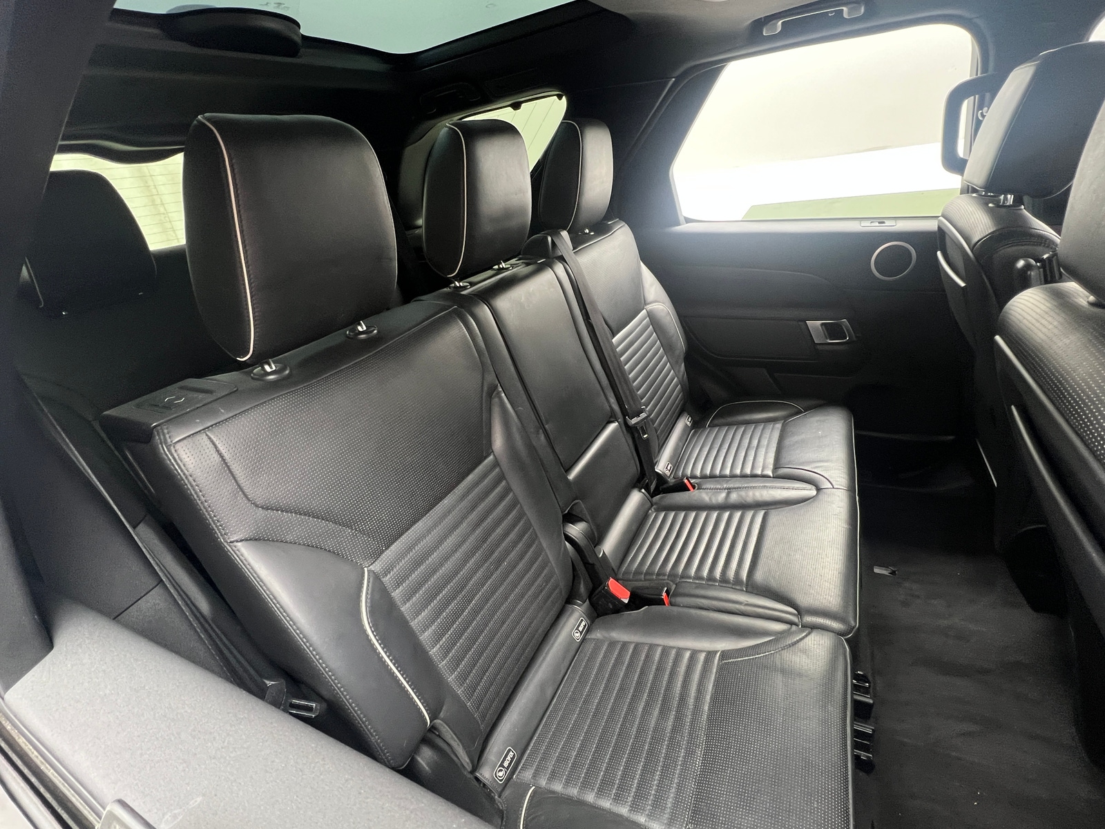 Thumbnail: 2018 Land Rover Discovery - 5