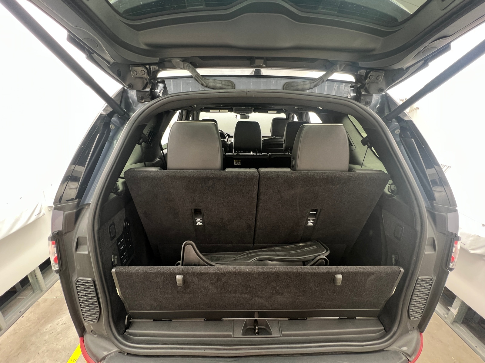 Thumbnail: 2018 Land Rover Discovery - 6