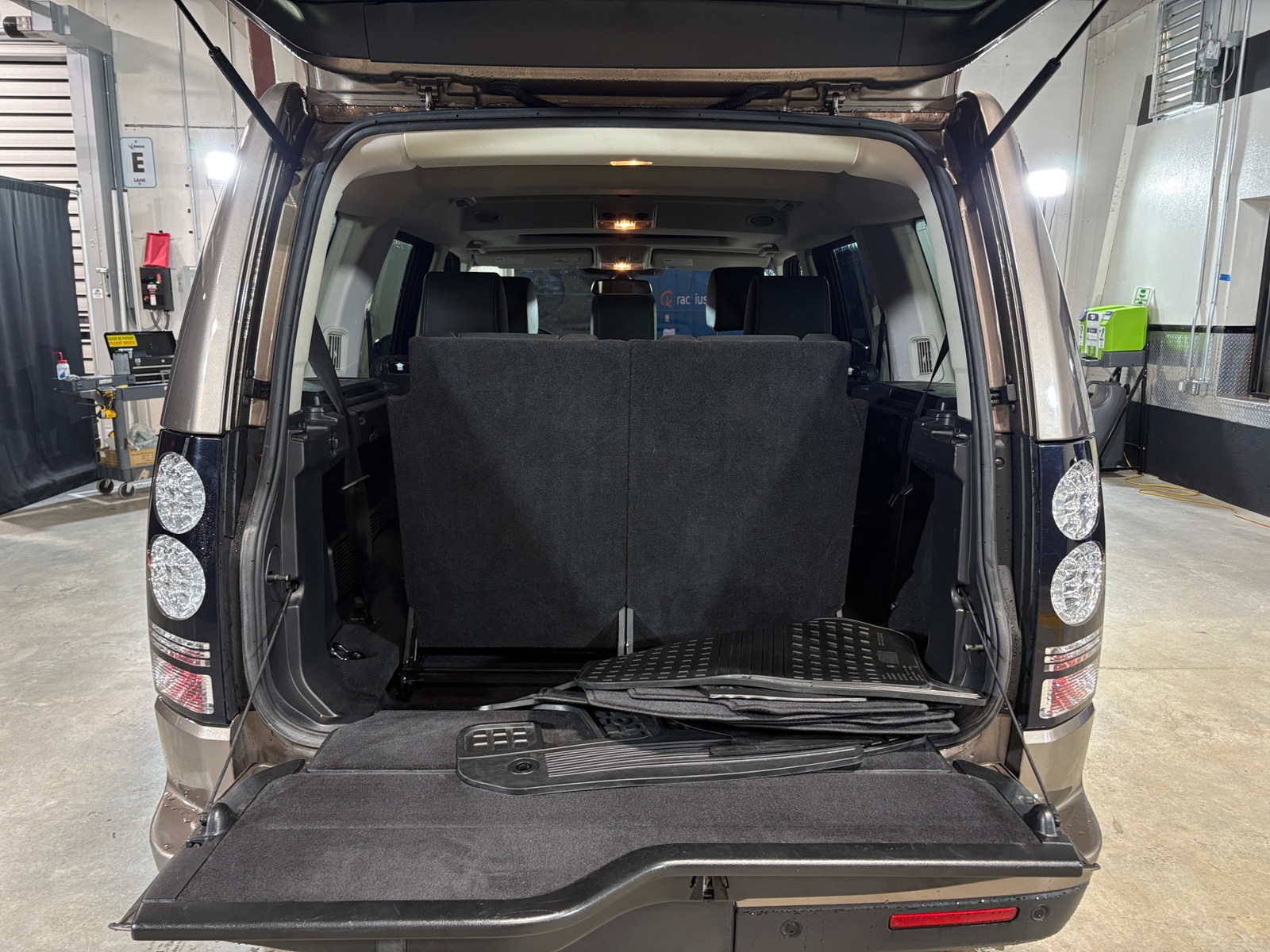 Thumbnail: 2015 Land Rover LR4 - 6