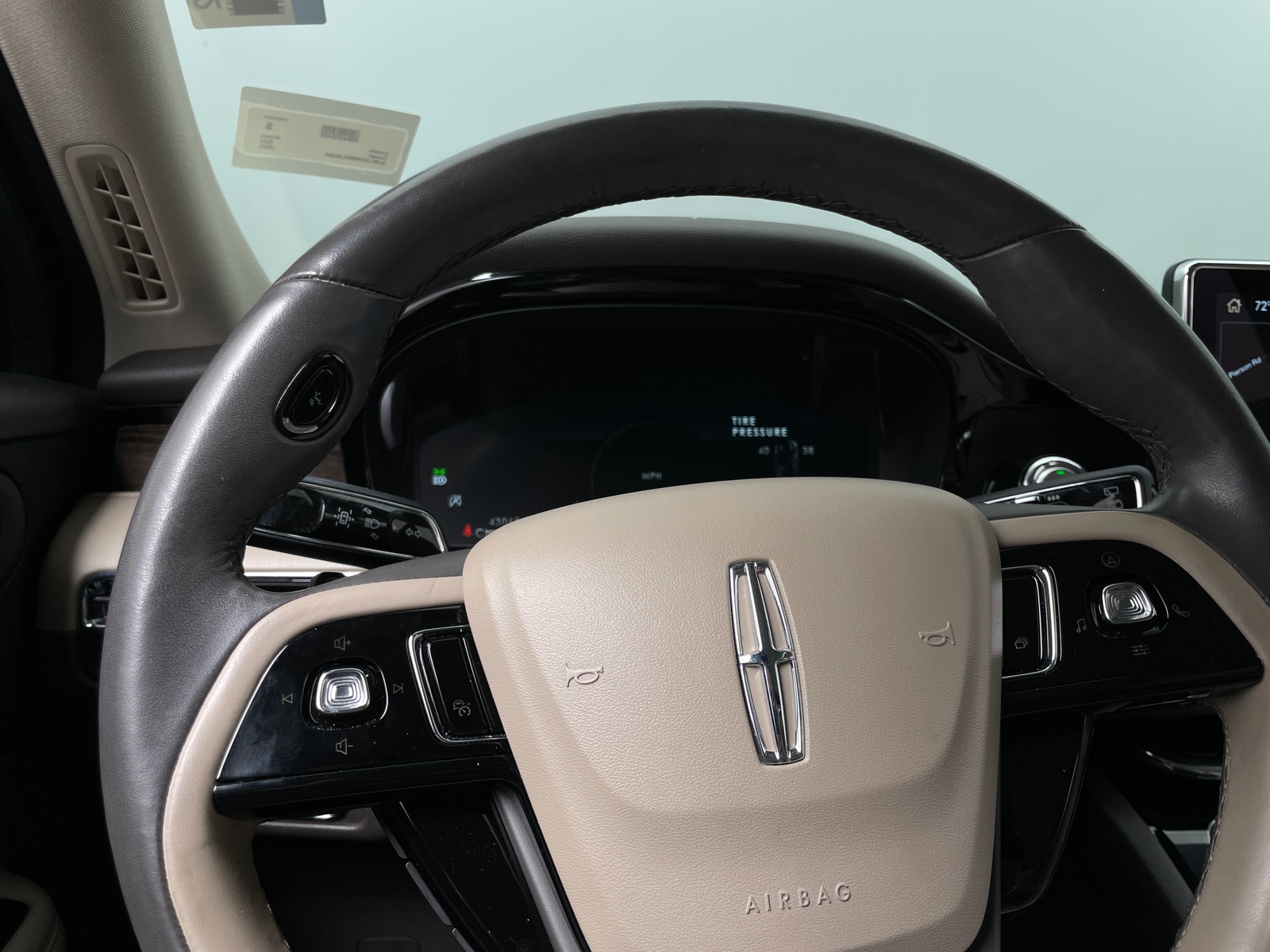 Thumbnail: 2022 Lincoln Corsair - 4