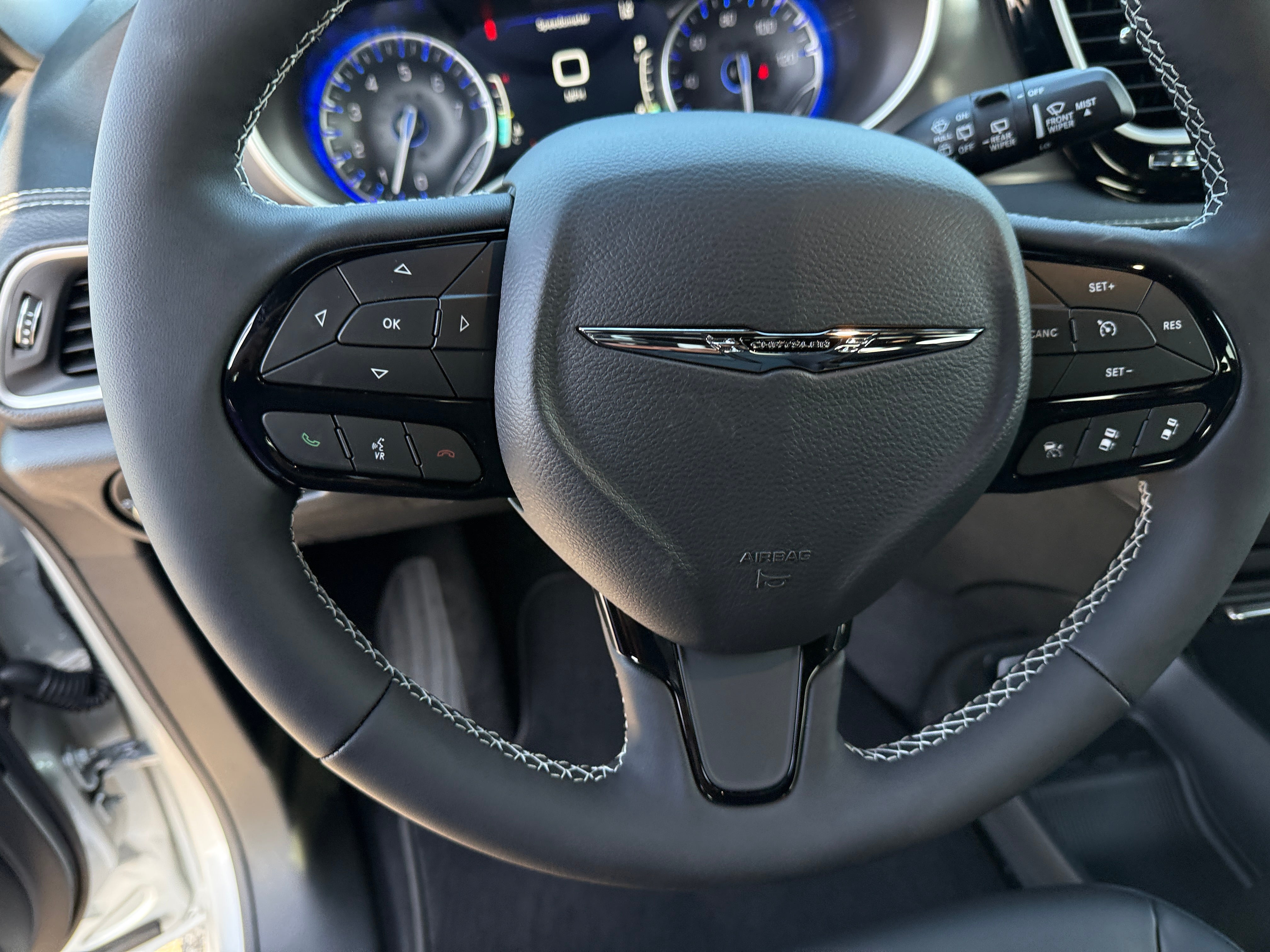 2026 Chrysler Pacifica Select's photo
