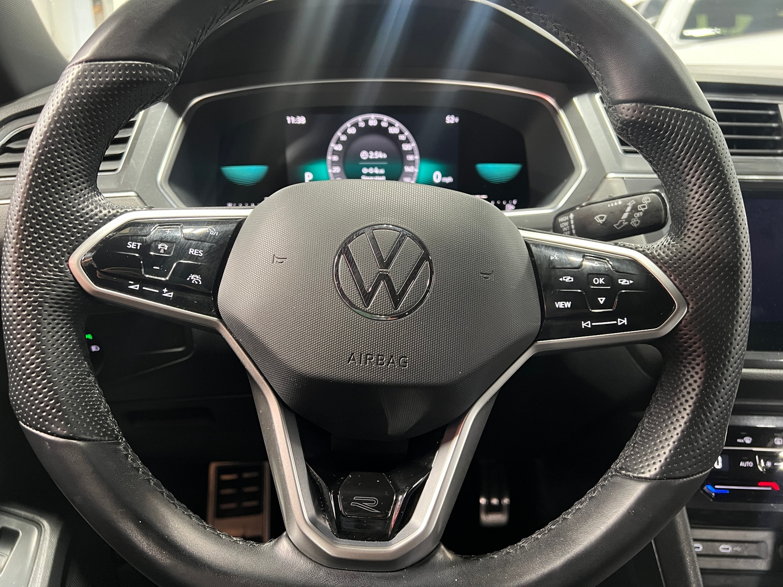 Thumbnail: 2022 Volkswagen Tiguan - 4