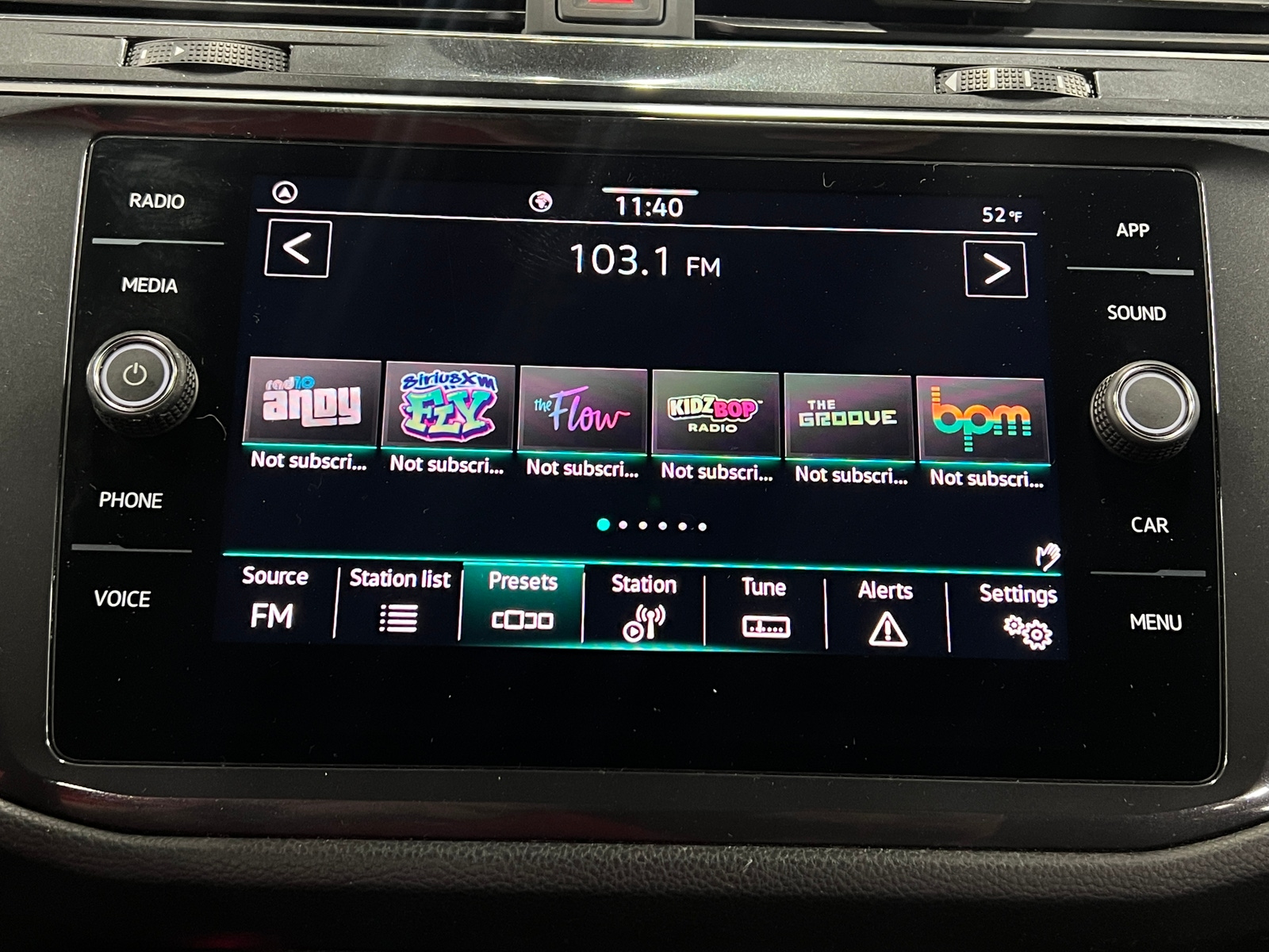 Thumbnail: 2022 Volkswagen Tiguan - 3