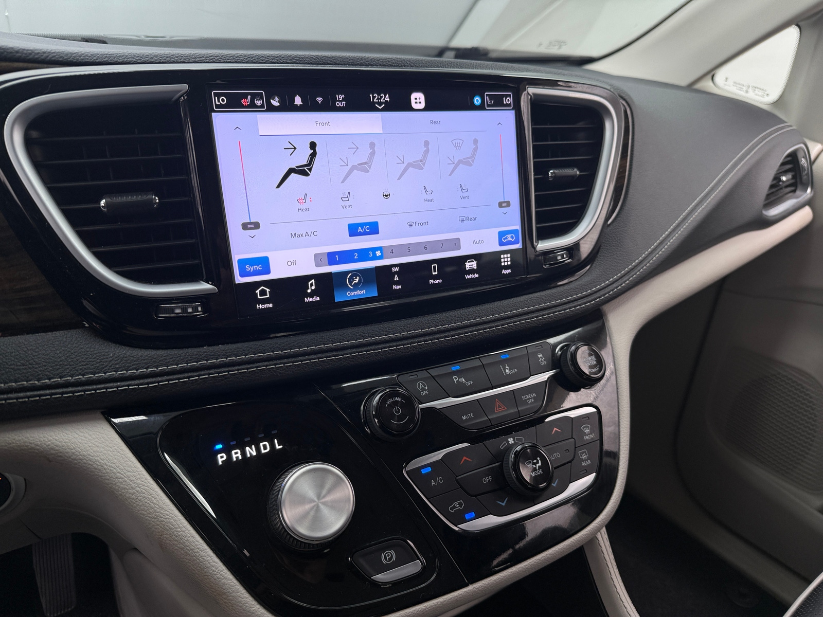 Thumbnail: 2023 Chrysler Pacifica - 3