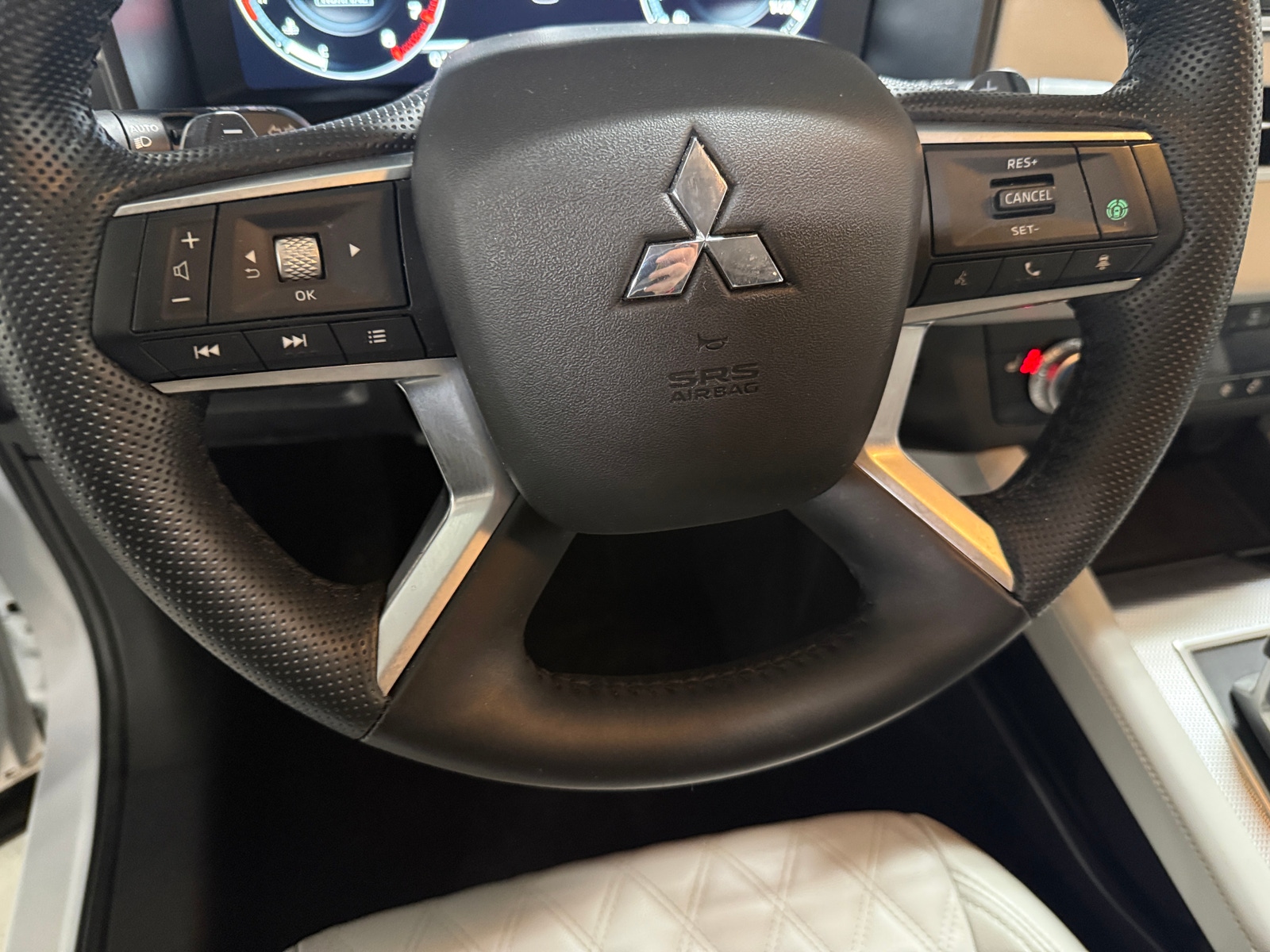 Thumbnail: 2024 Mitsubishi Outlander - 4