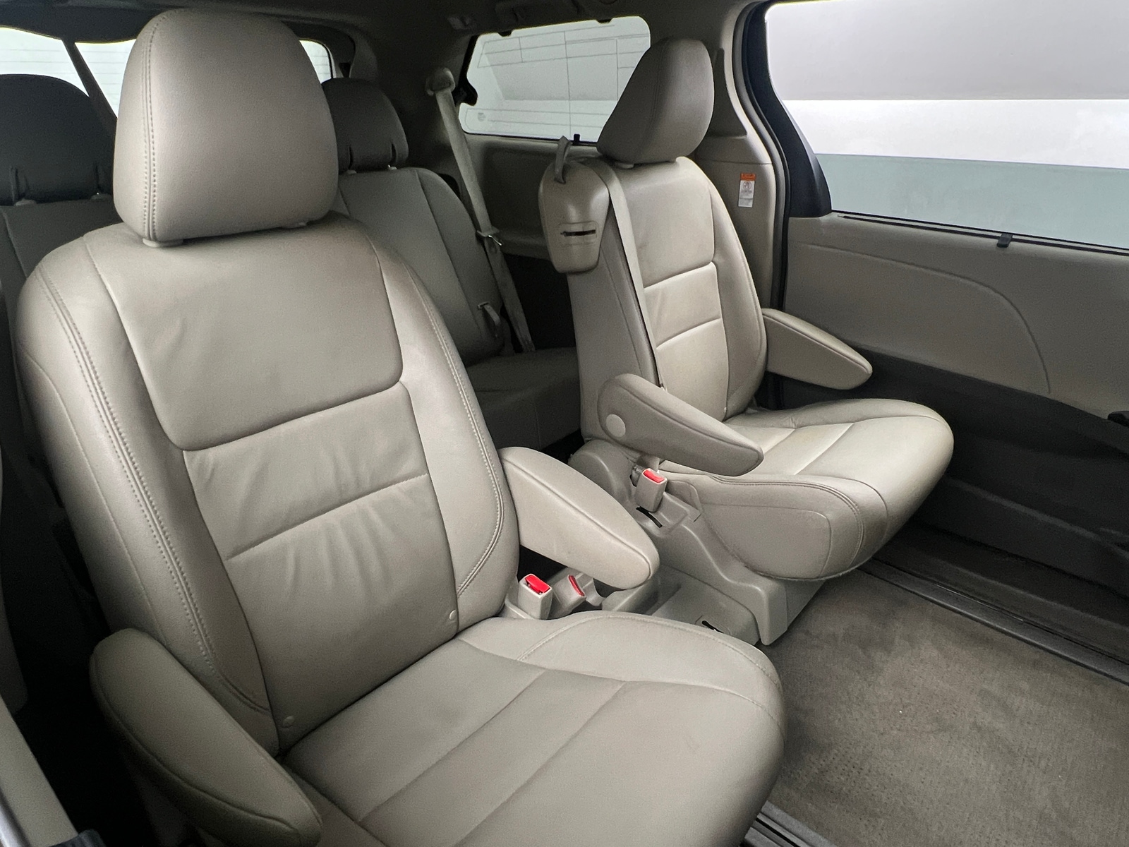 Thumbnail: 2017 Toyota Sienna - 5