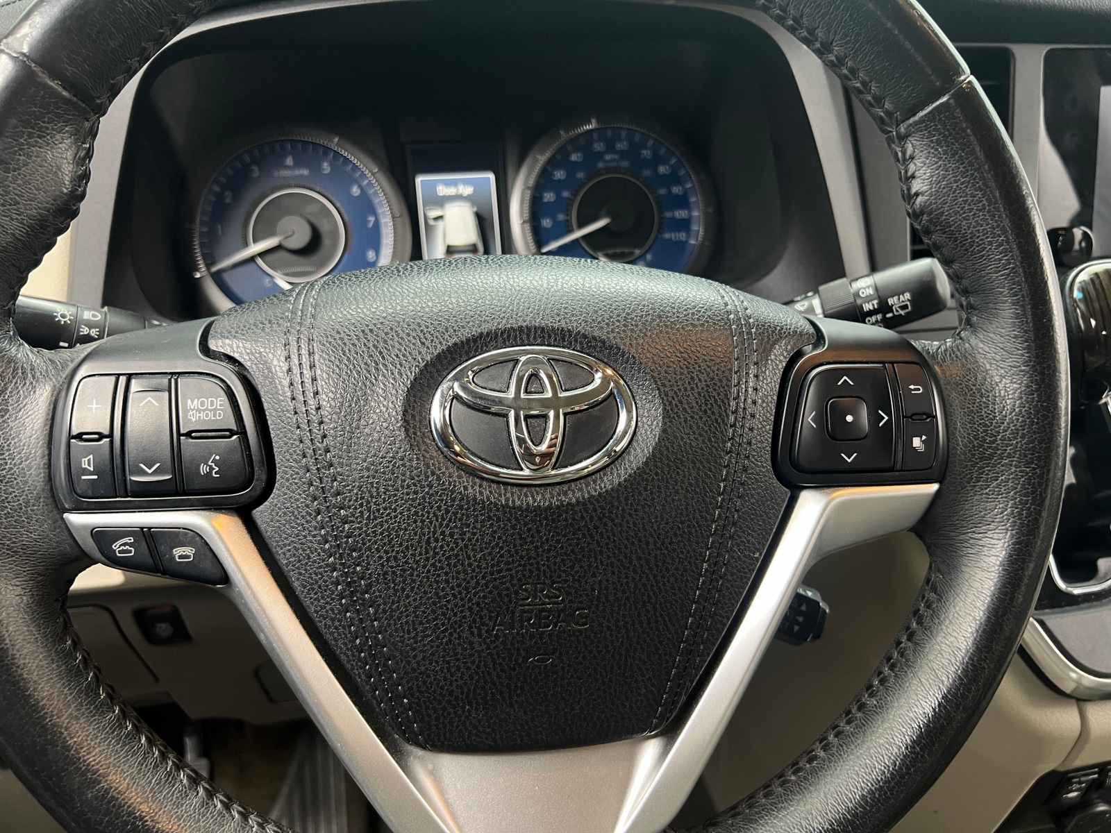 Thumbnail: 2017 Toyota Sienna - 4