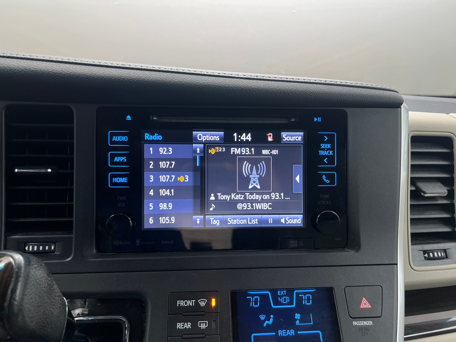 Thumbnail: 2017 Toyota Sienna - 3