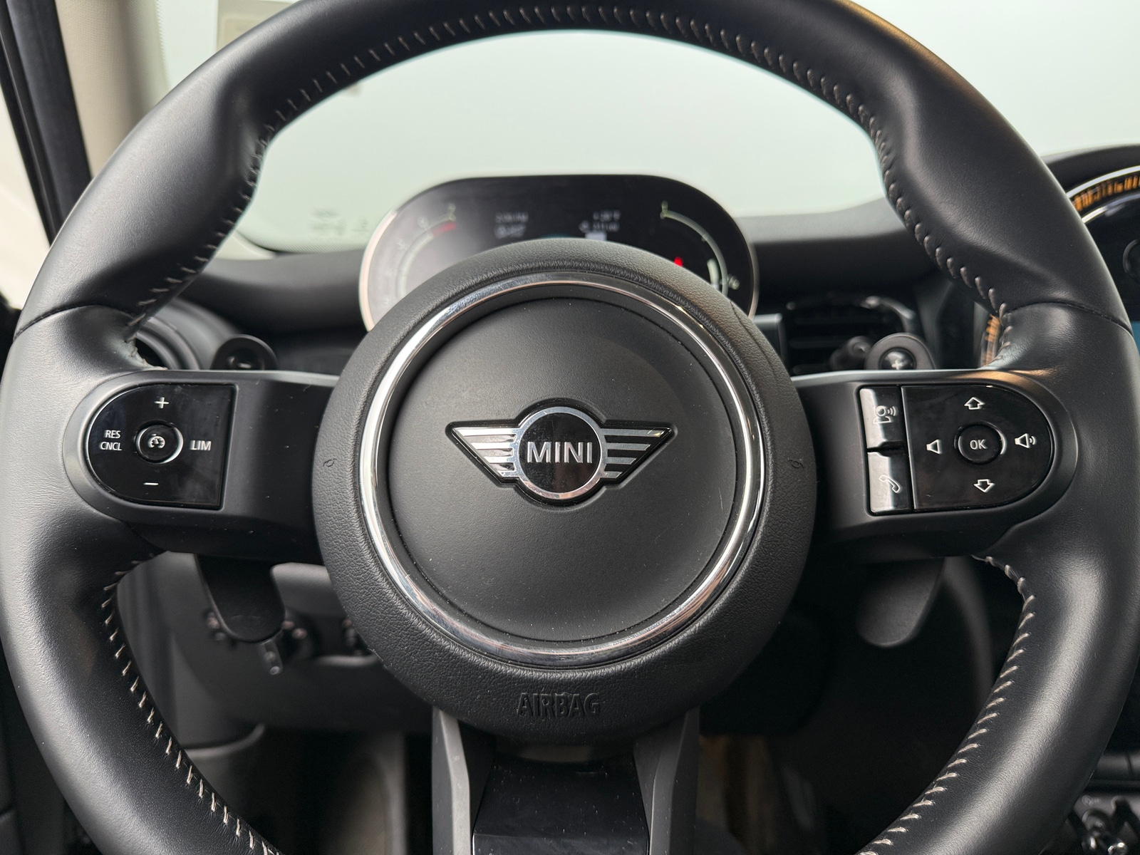 Thumbnail: 2022 MINI Cooper Hardtop - 4