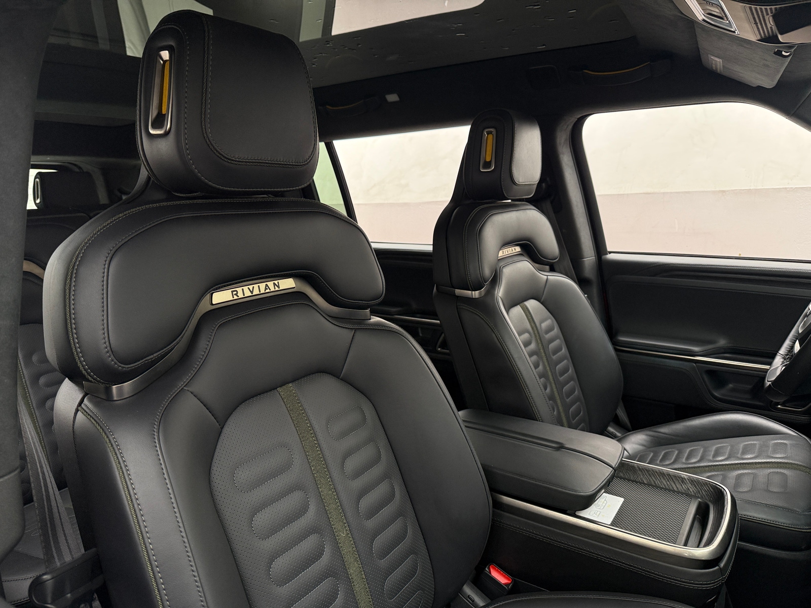 Thumbnail: 2023 Rivian R1S - 2