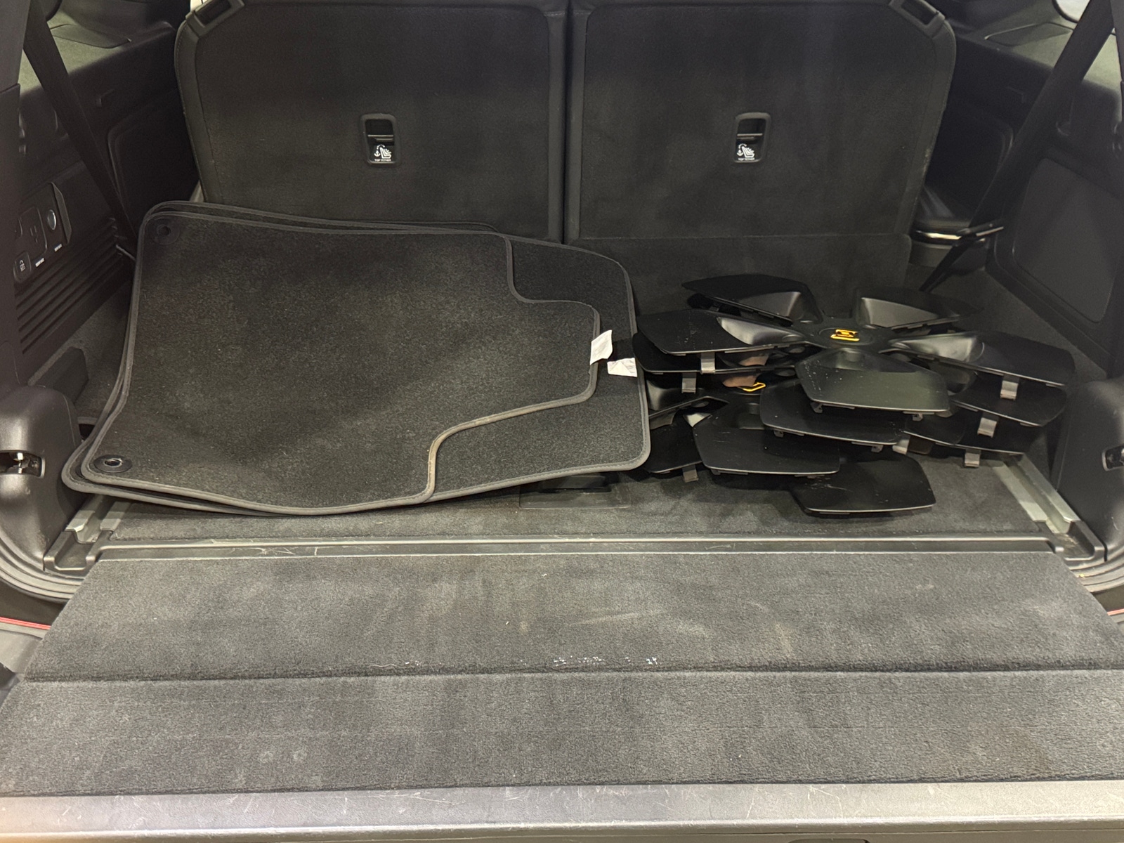 Thumbnail: 2023 Rivian R1S - 7