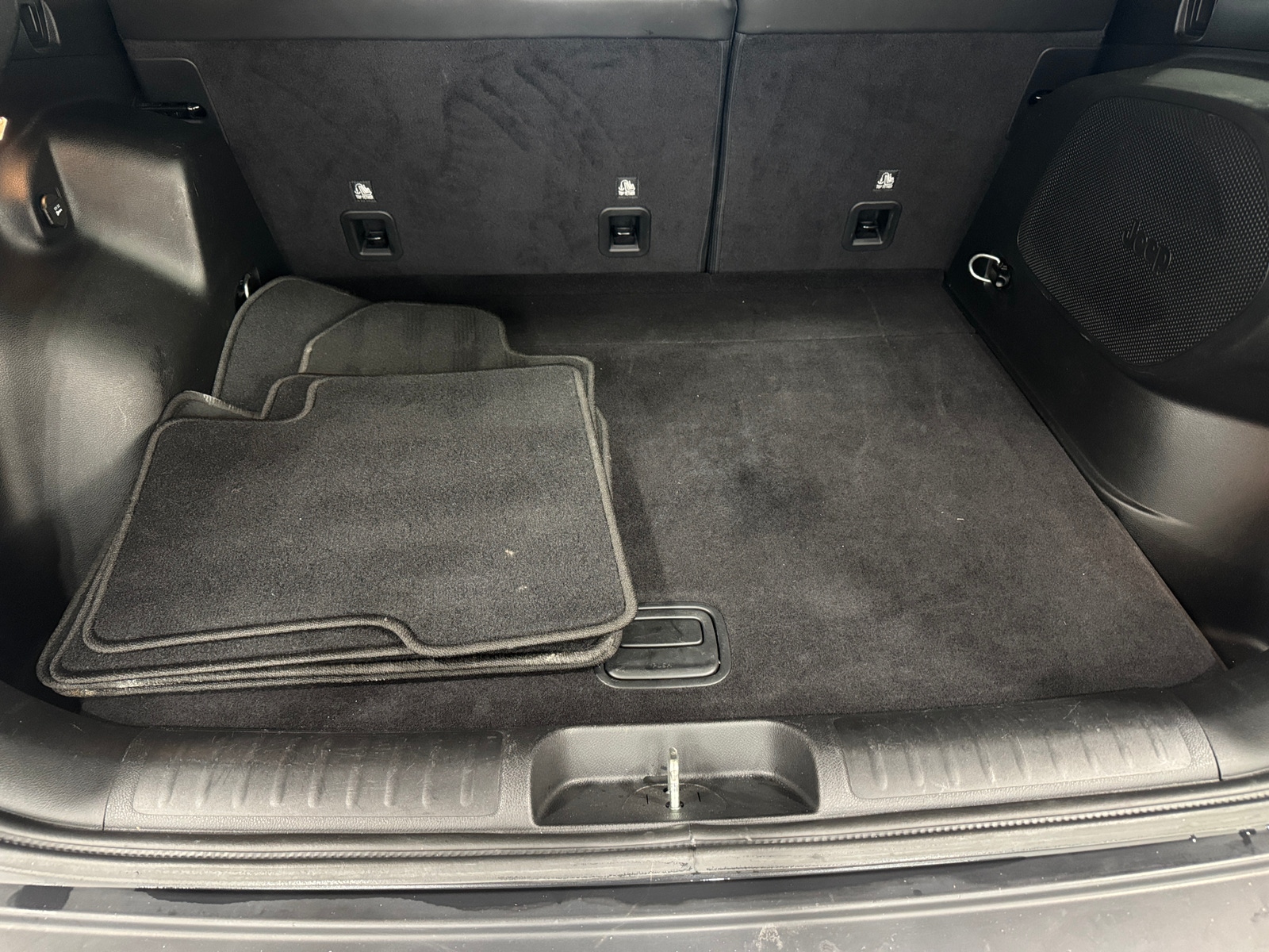 Thumbnail: 2019 Jeep Cherokee - 6