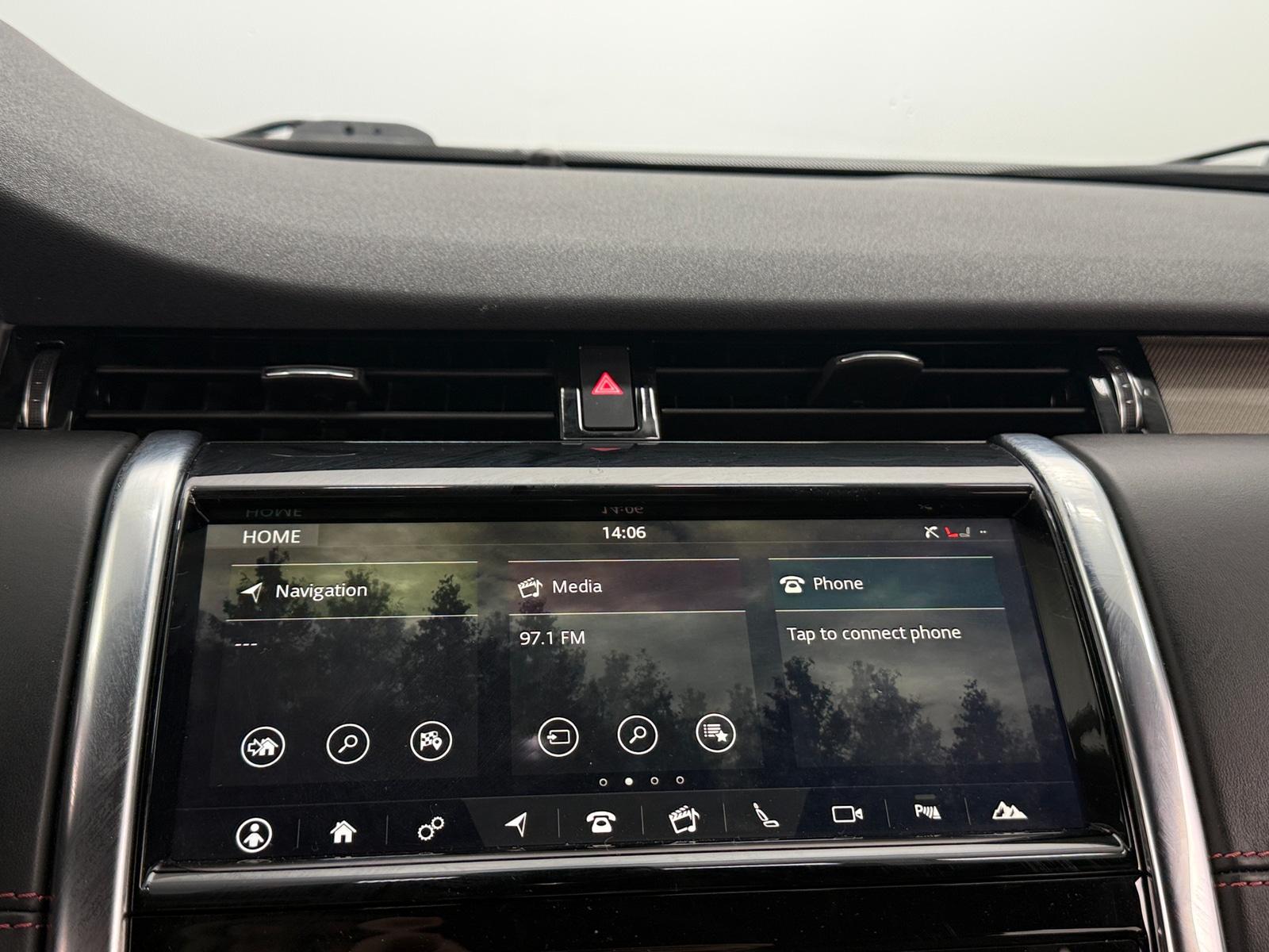 Thumbnail: 2020 Land Rover Discovery Sport - 3