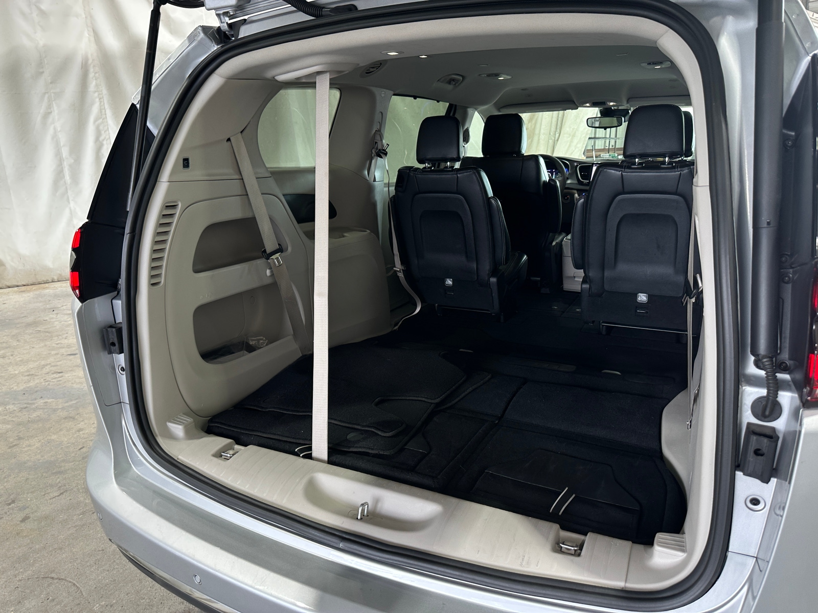 Thumbnail: 2024 Chrysler Pacifica - 6