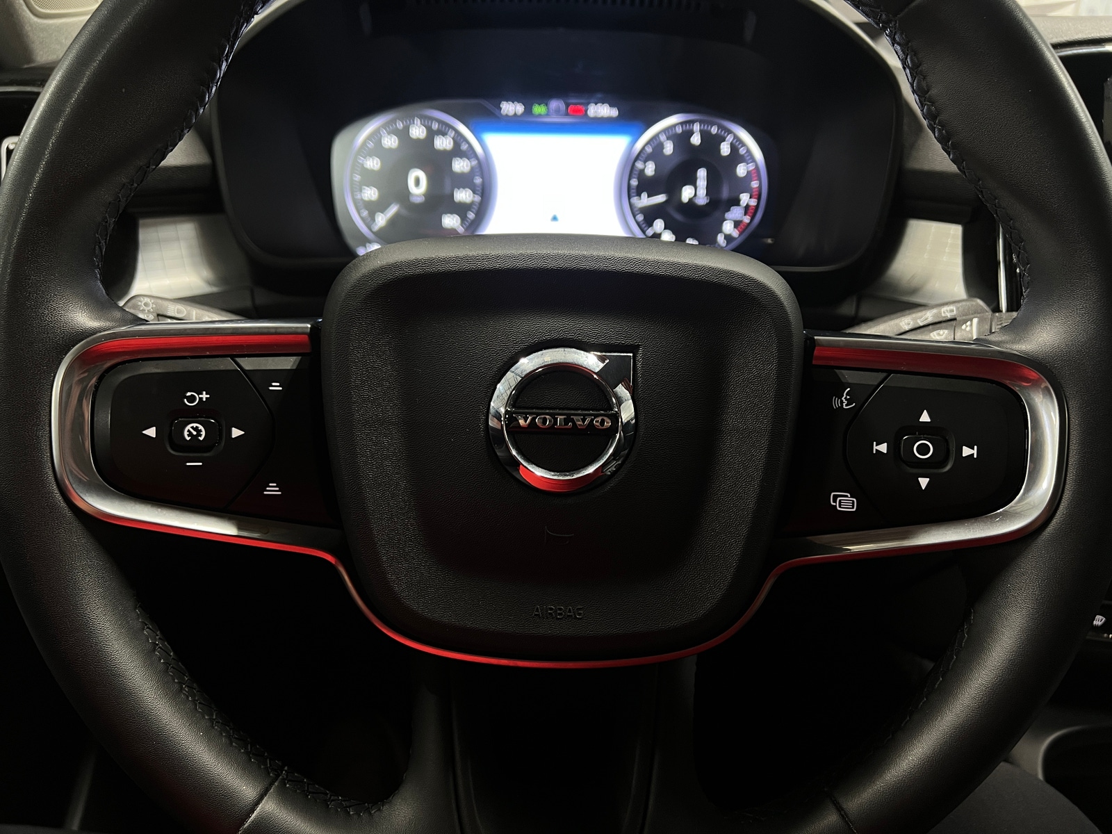 Thumbnail: 2022 Volvo XC40 - 4