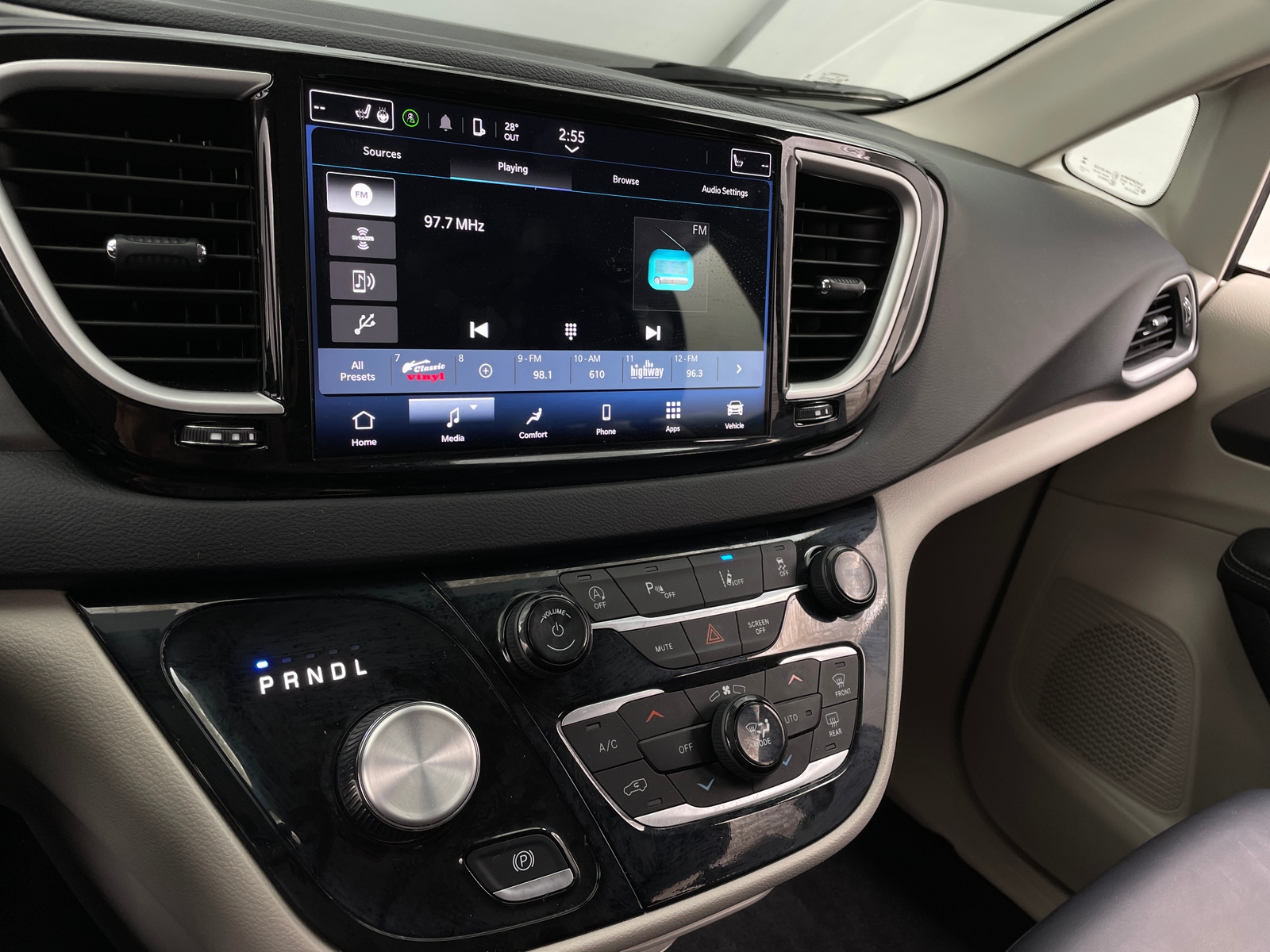 Thumbnail: 2024 Chrysler Pacifica - 3