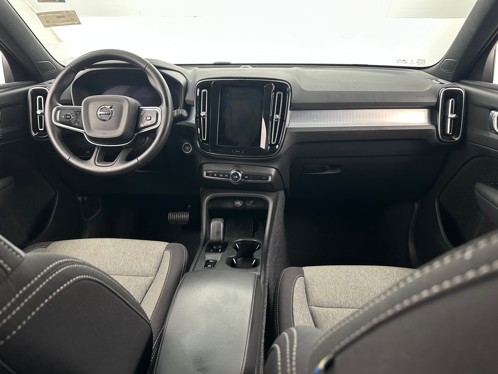 Thumbnail: 2025 Volvo XC40 - 3