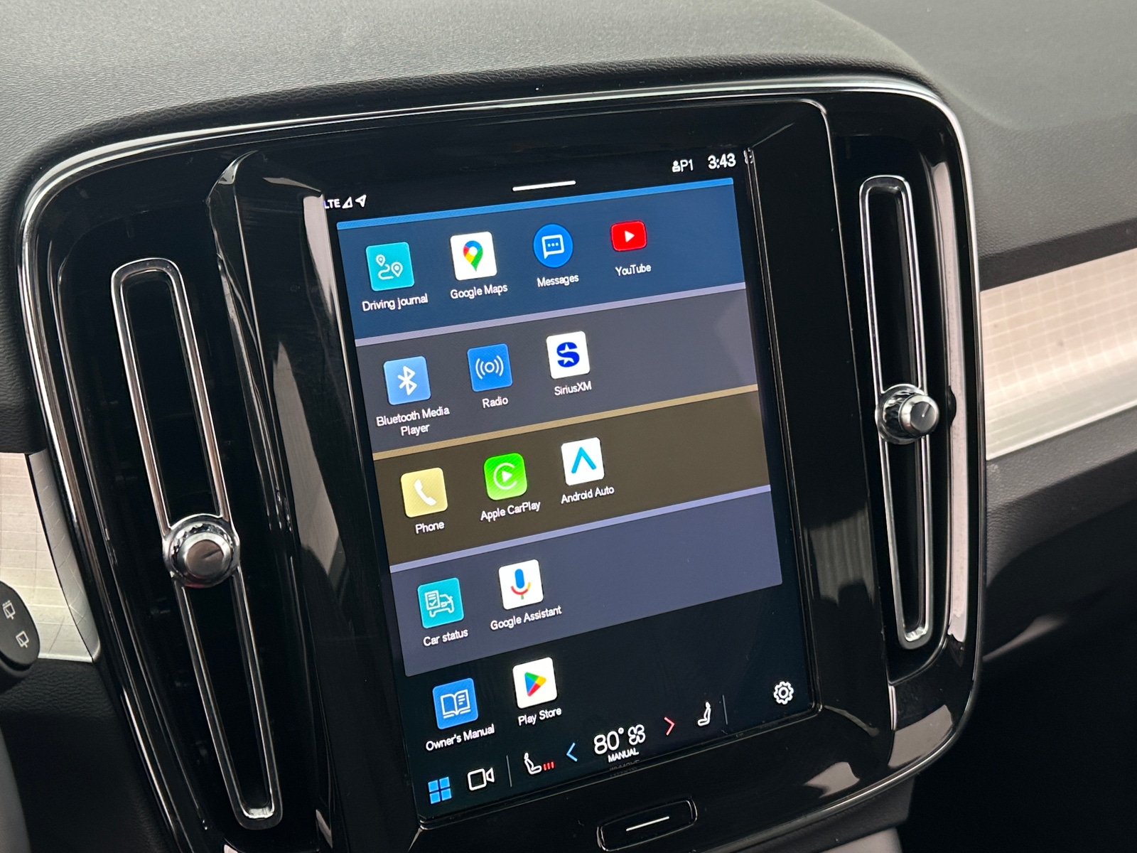 Thumbnail: 2025 Volvo XC40 - 4