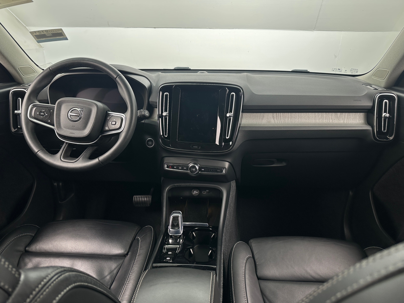 Thumbnail: 2023 Volvo XC40 - 2