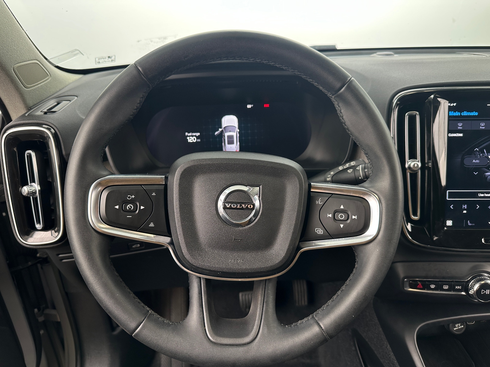 Thumbnail: 2023 Volvo XC40 - 4