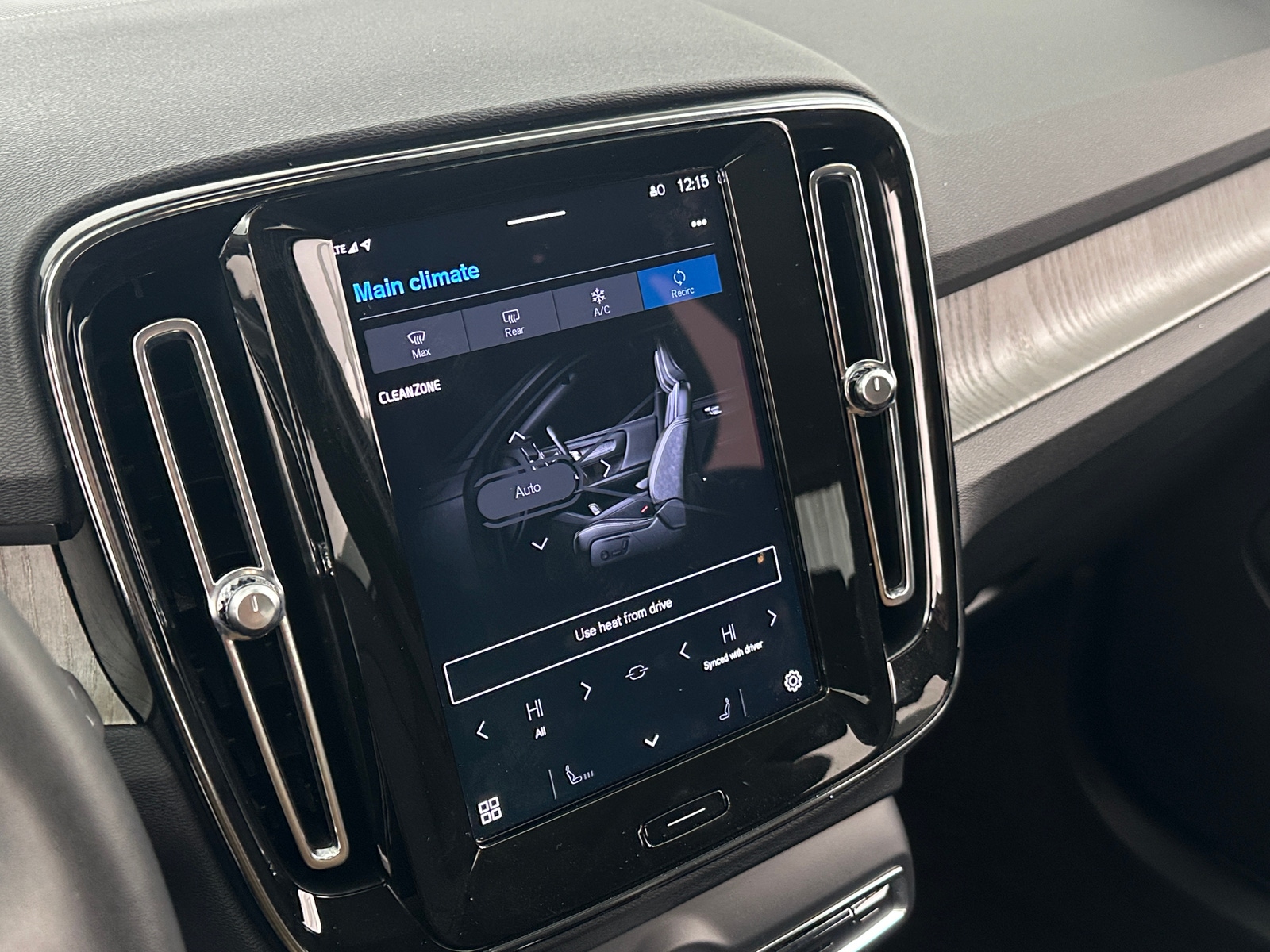 Thumbnail: 2023 Volvo XC40 - 3