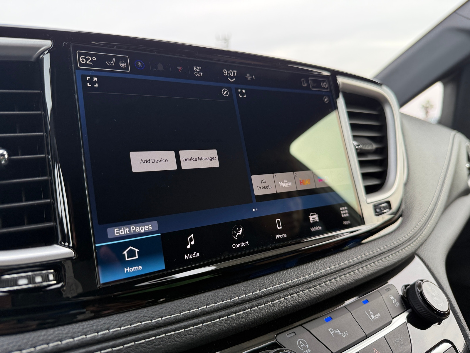 Thumbnail: 2026 Chrysler Pacifica - 3