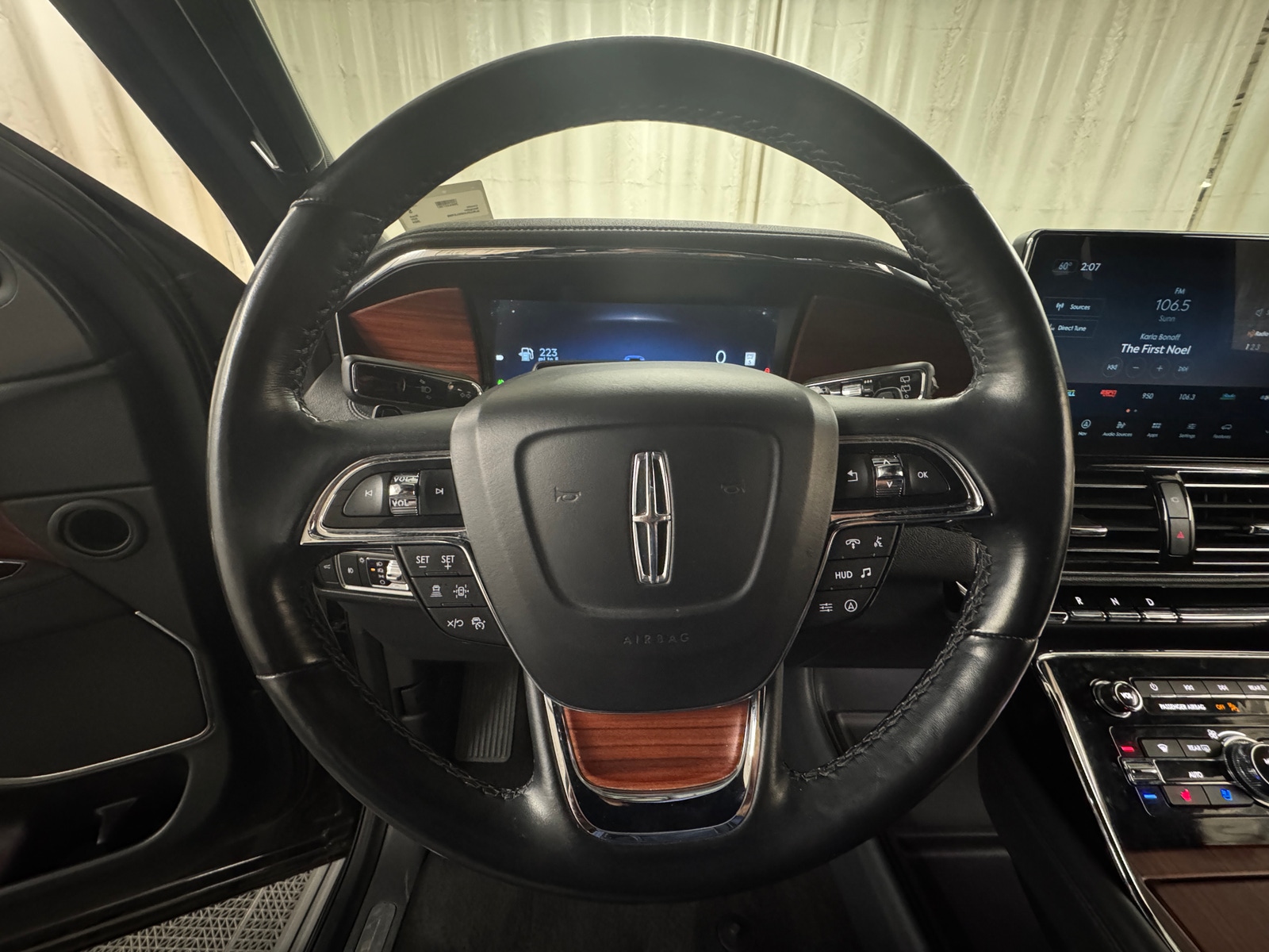 Thumbnail: 2024 Lincoln Navigator - 4