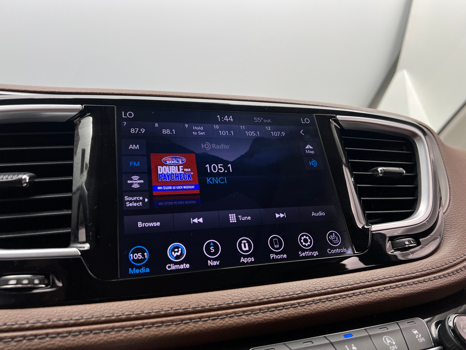 Thumbnail: 2018 Chrysler Pacifica - 3