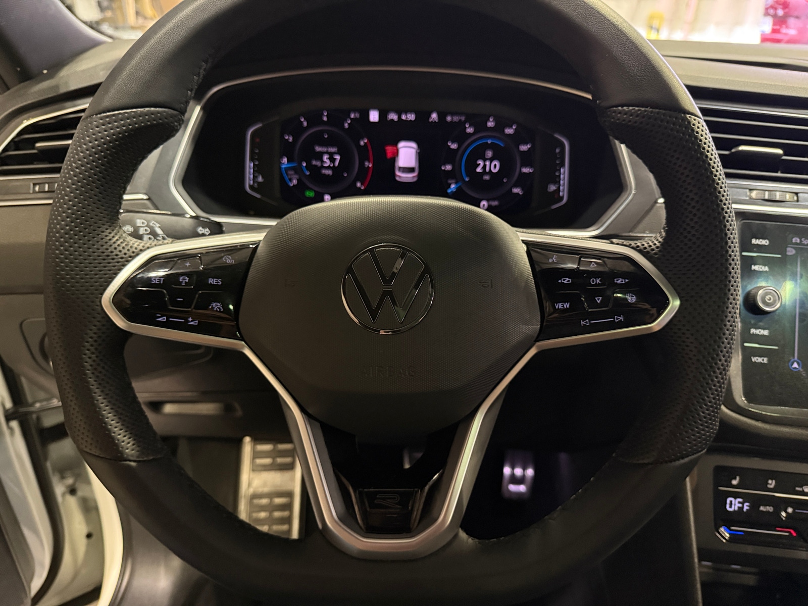 Thumbnail: 2022 Volkswagen Tiguan - 4