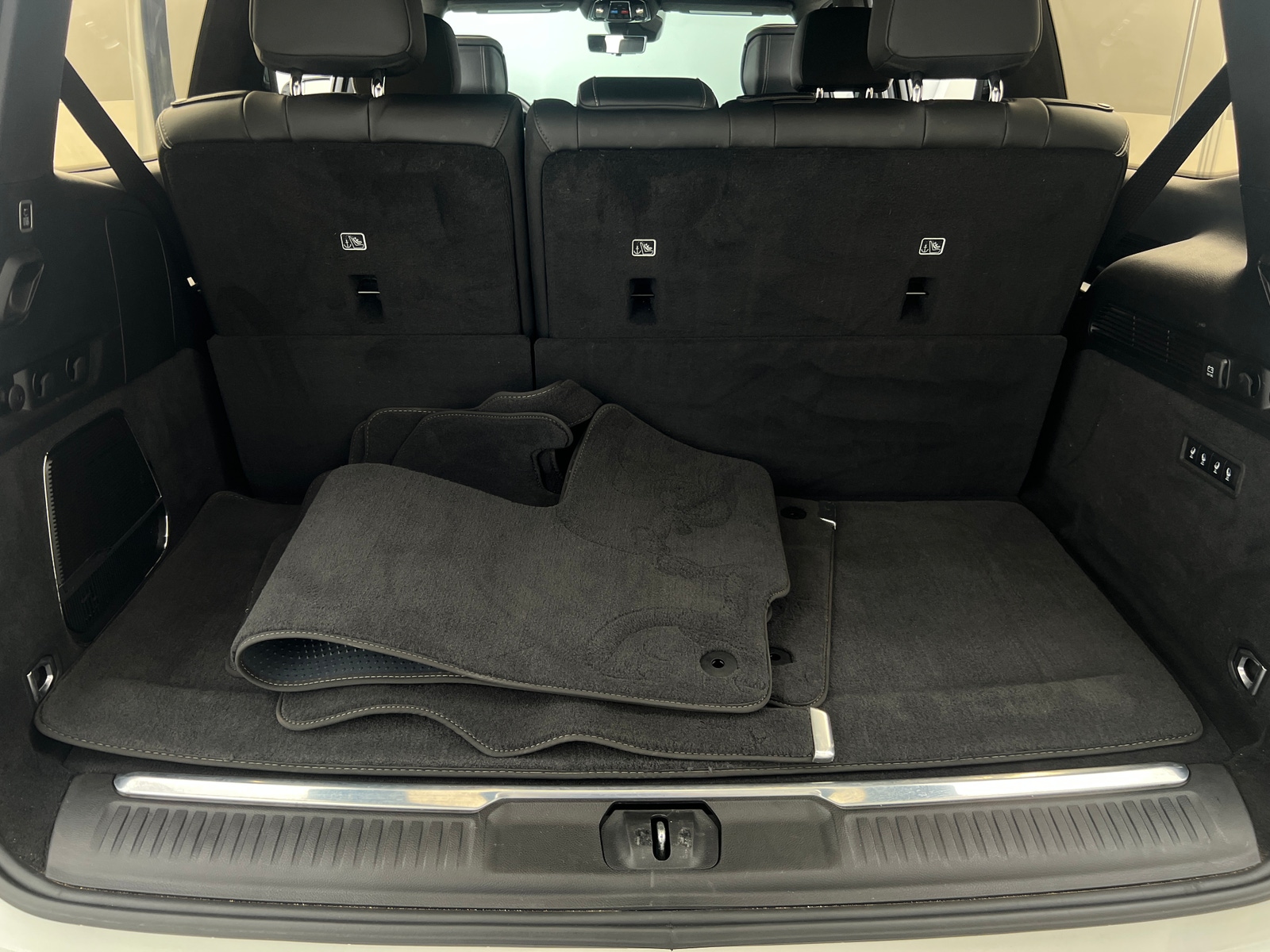 Thumbnail: 2022 Jeep Grand Wagoneer - 6