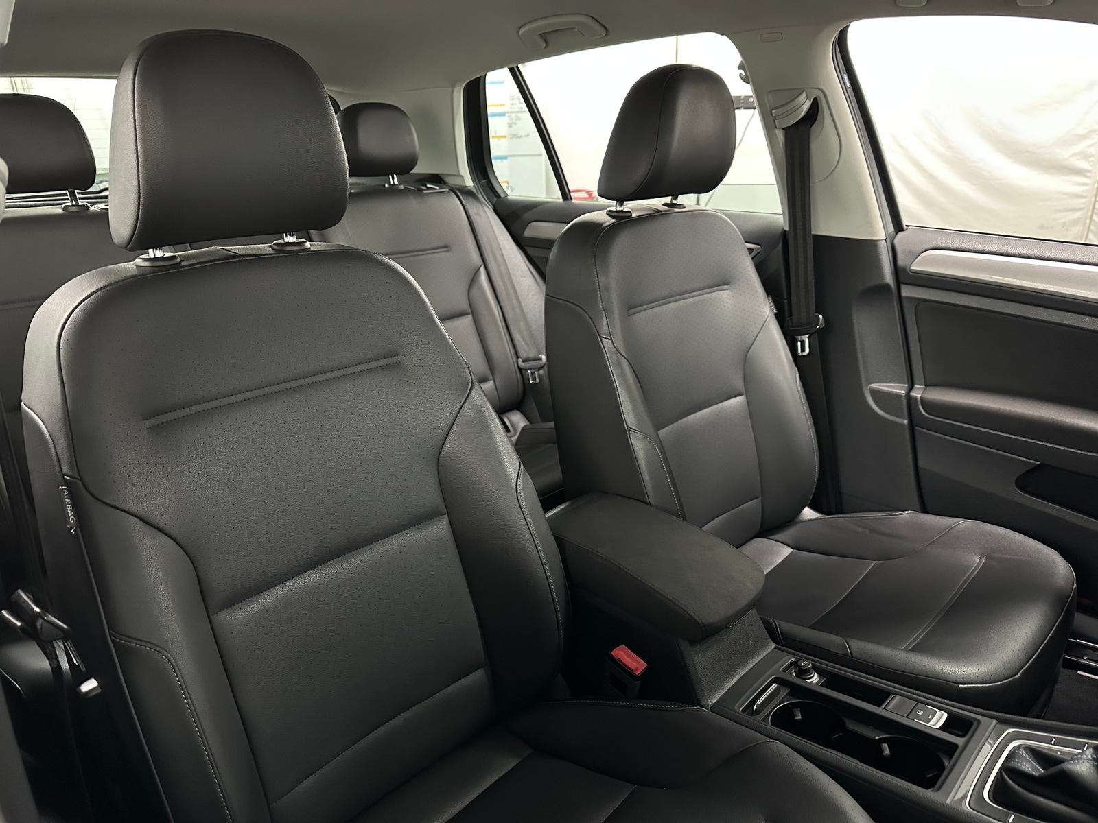 Thumbnail: 2016 Volkswagen e-Golf - 2