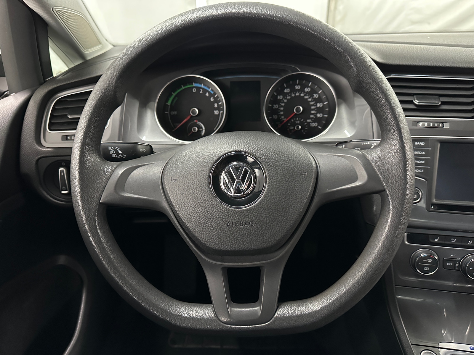 Thumbnail: 2016 Volkswagen e-Golf - 5