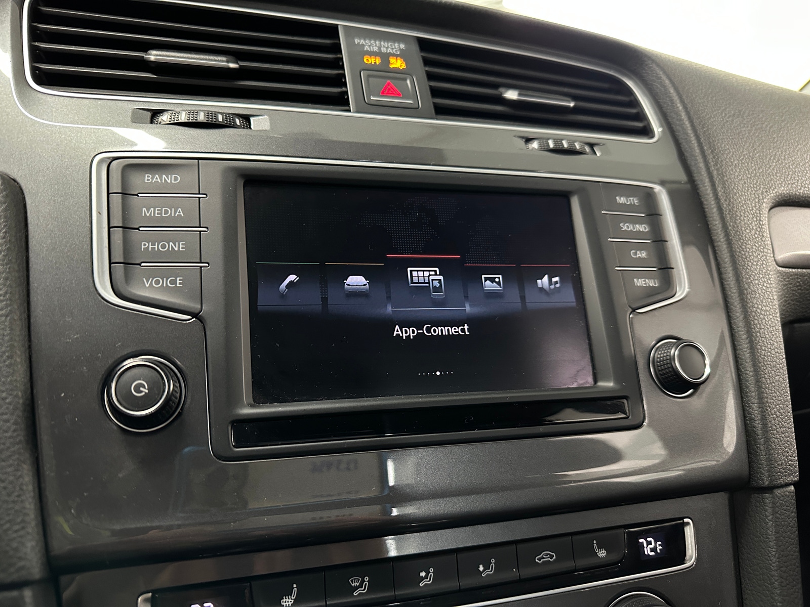 Thumbnail: 2016 Volkswagen e-Golf - 4