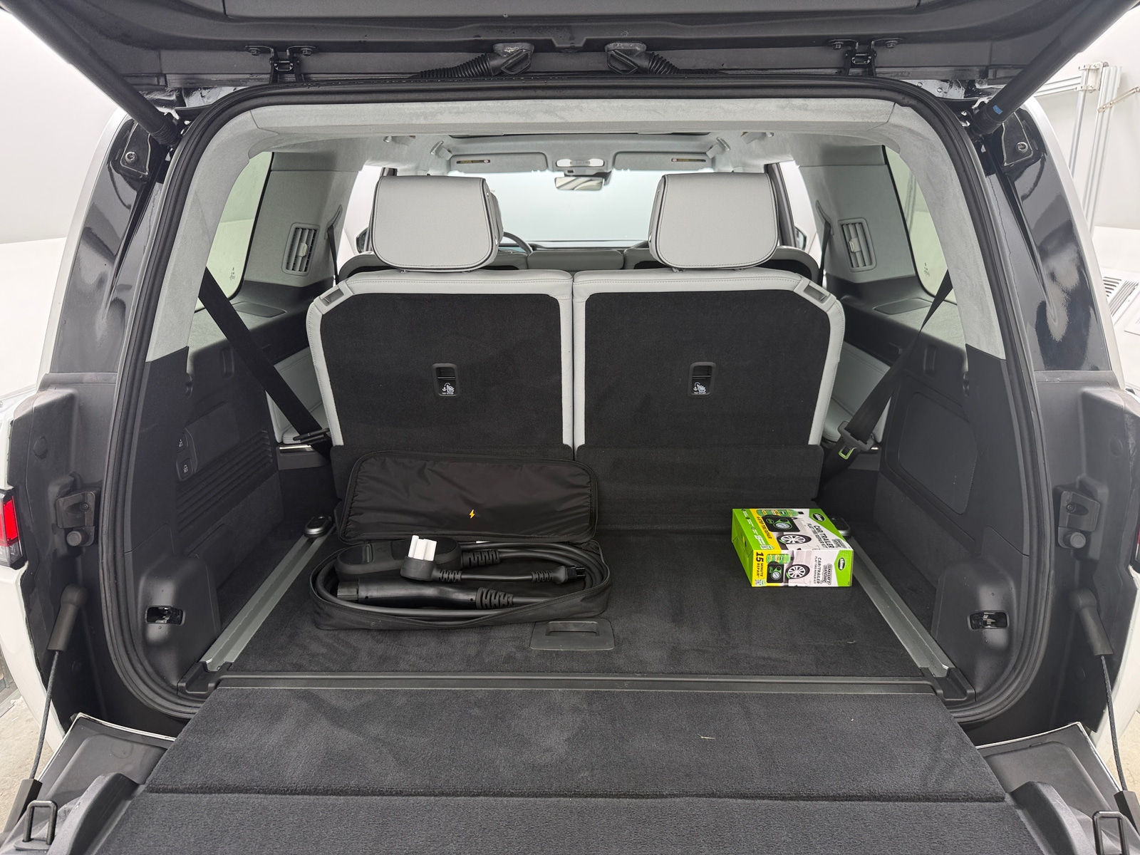 Thumbnail: 2023 Rivian R1S - 6