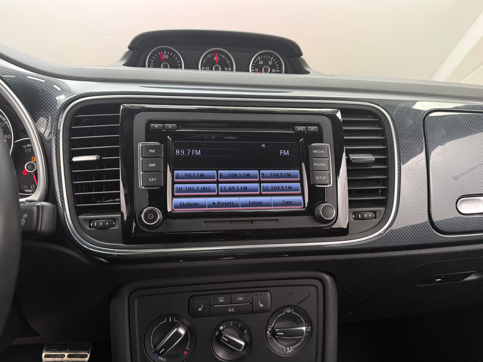 Thumbnail: 2015 Volkswagen Beetle - 4