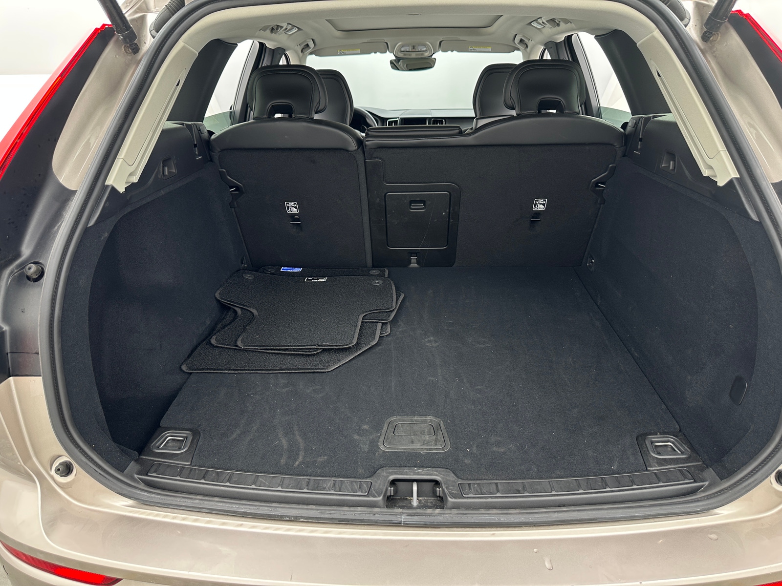 Thumbnail: 2025 Volvo XC60 - 7