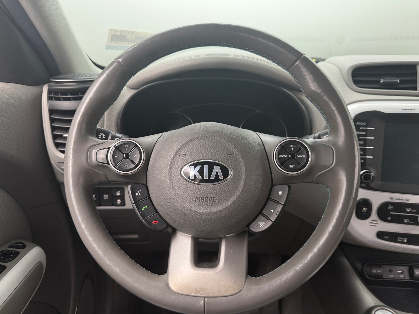 Thumbnail: 2017 Kia Soul EV - 4