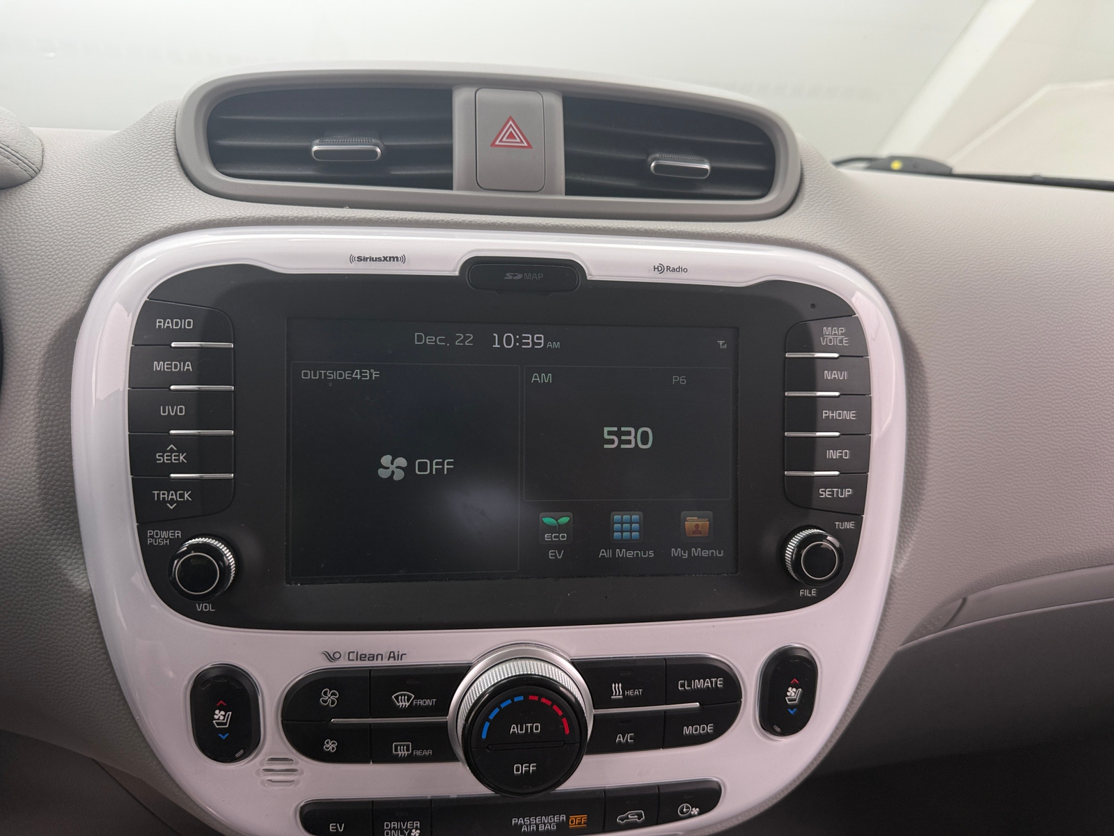 Thumbnail: 2017 Kia Soul EV - 3