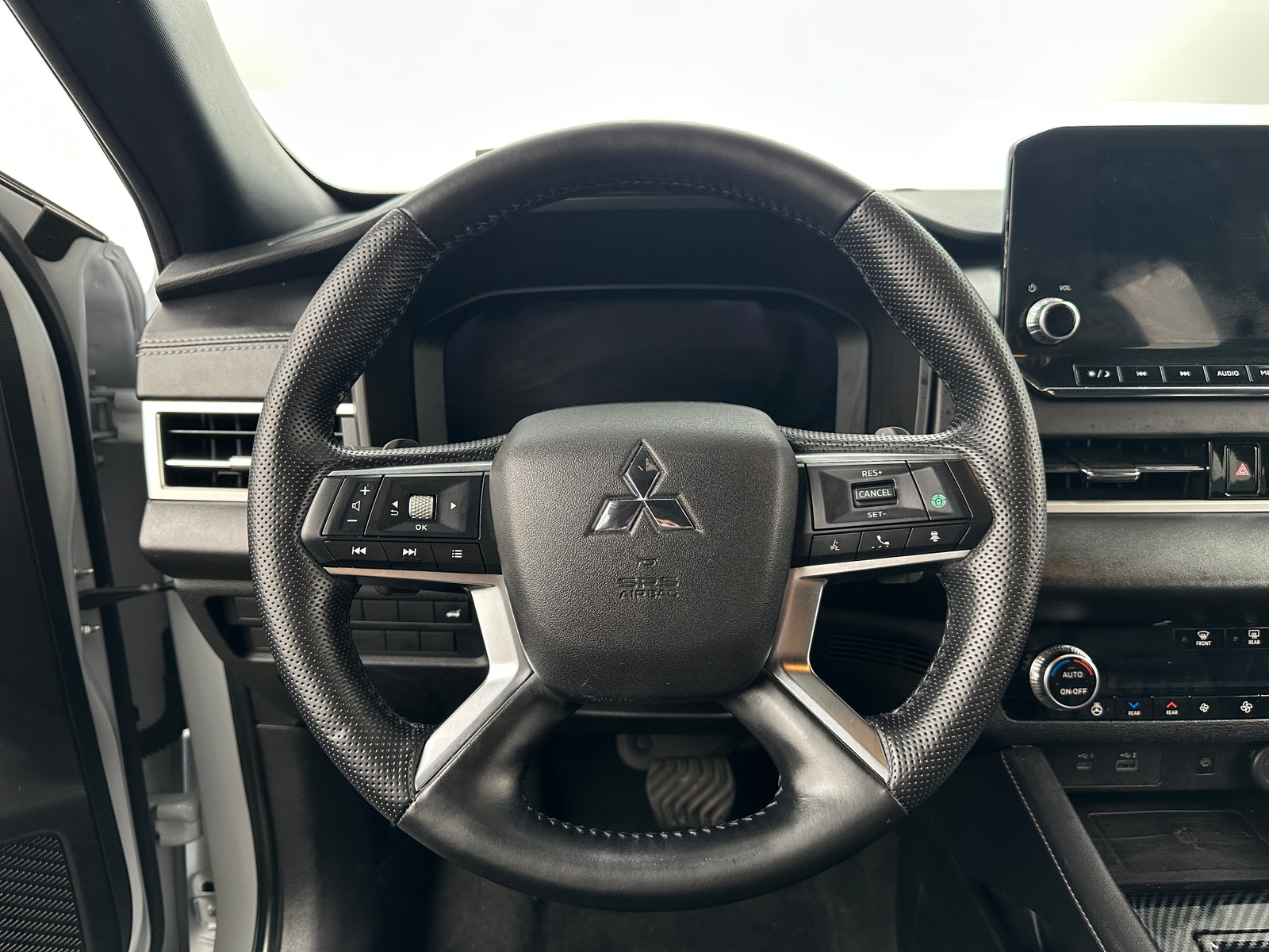 Thumbnail: 2023 Mitsubishi Outlander - 4