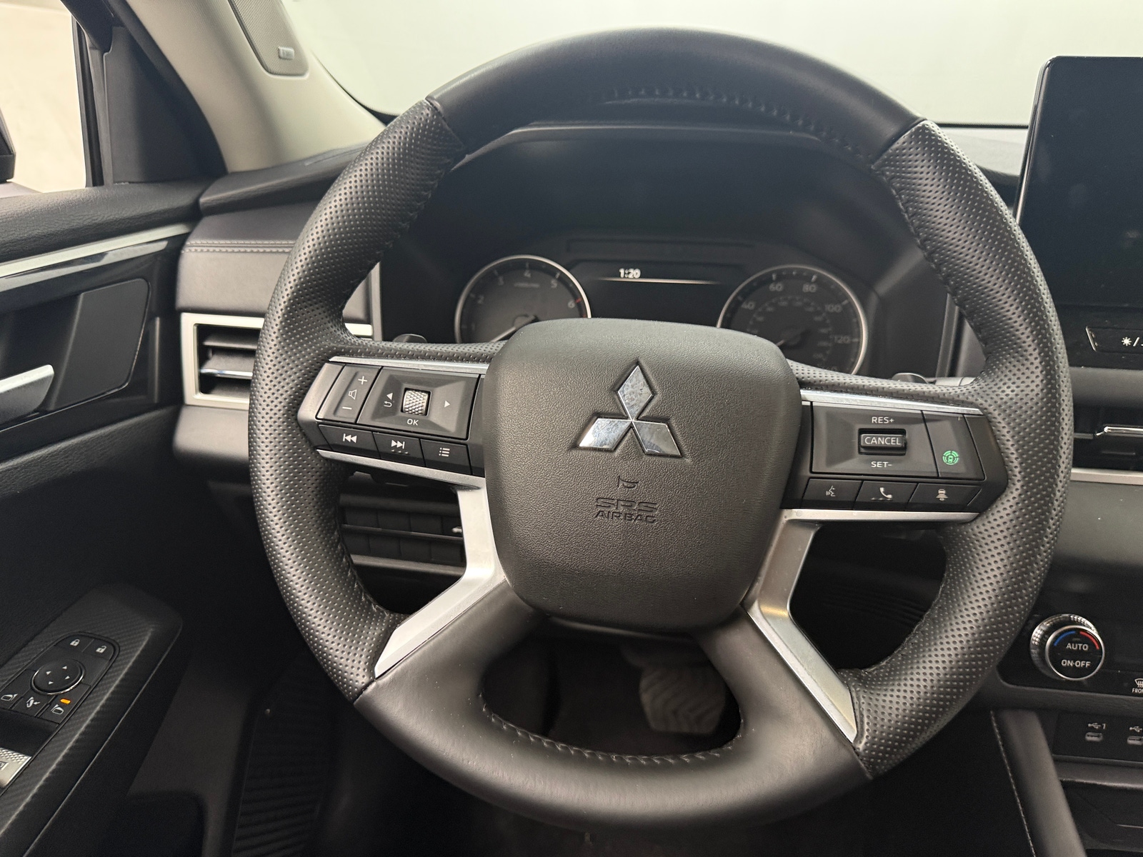 Thumbnail: 2025 Mitsubishi Outlander - 4